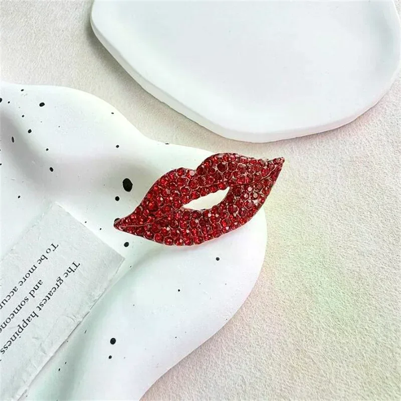Fashion Sexy Lady Red Lips Brooches For Women Girls Creative Shining Luxury Diamond Mouth Brooch Pins Wedding Accessories Gifts