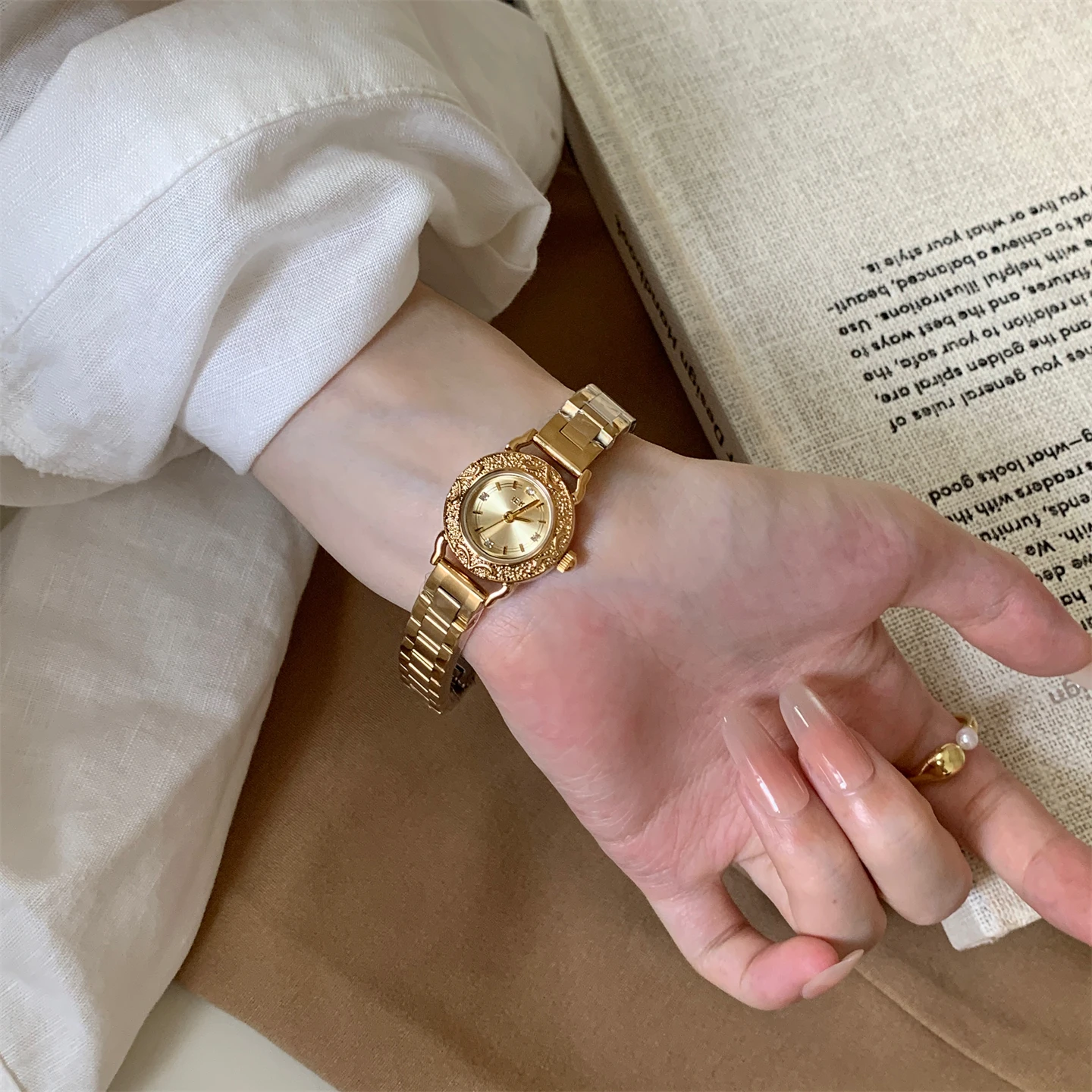 

Advanced sense niche design round watch women's simple temperament light luxury exquisite small quartz watch