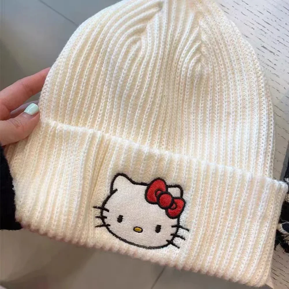 

Вязаные шапки в стиле аниме Sanrio Hello Kitty, унисекс, милый Kt Cat, мультяшная вышивка, мягкая шерсть, ветрозащитная теплая шапка для пар, подарки для девочек