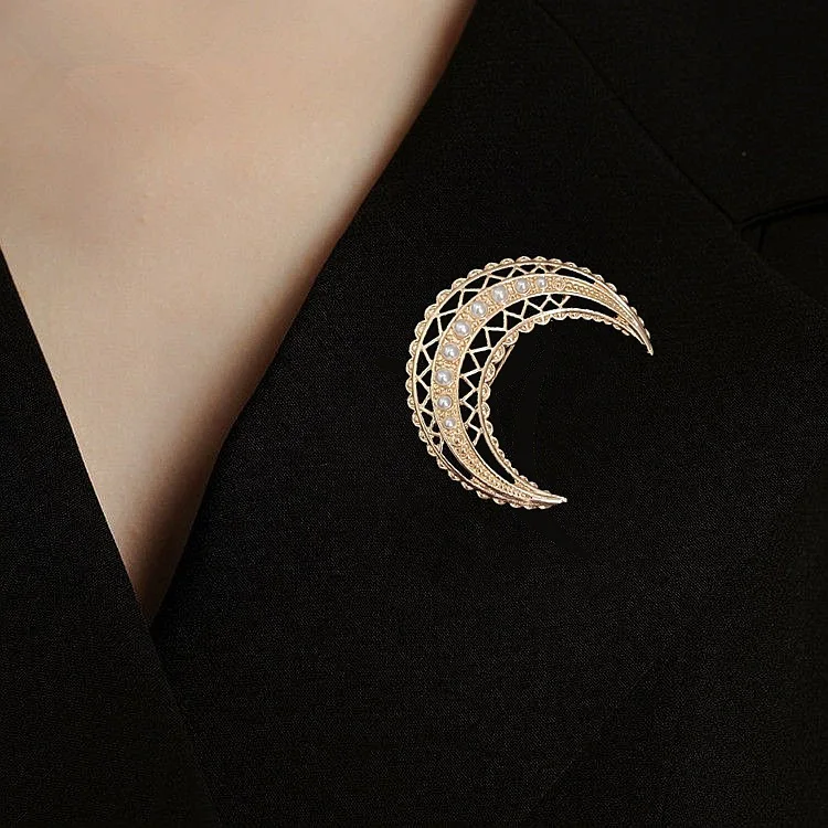 Retro moon brooch, medieval hollow pearl alloy brooch, light luxury fashion women's accessory chest flower