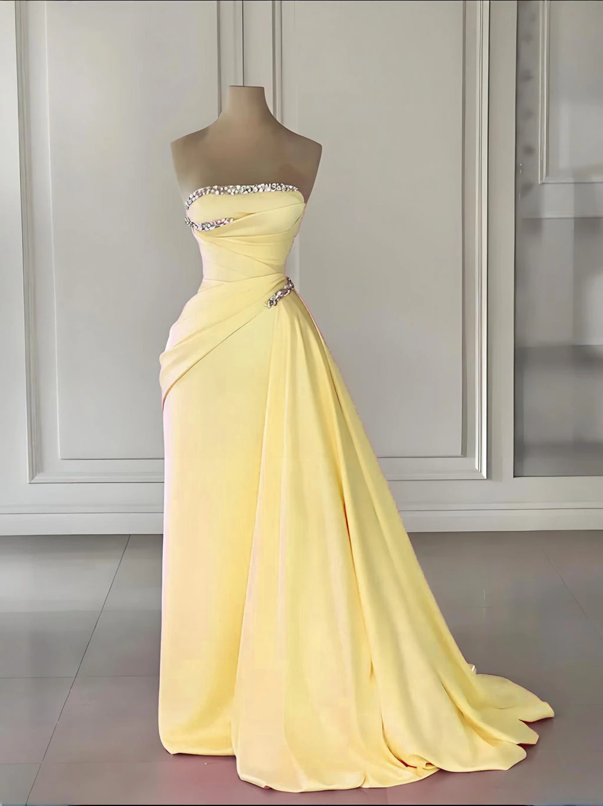 أنيقة بدون حمالات عارية الذراعين الوردي فساتين لحضور الحفلات الموسيقية 2025 مطرز الطيات فساتين السهرة الساتان رداء دي سواريه فستان وصيفة الشرف بسيط