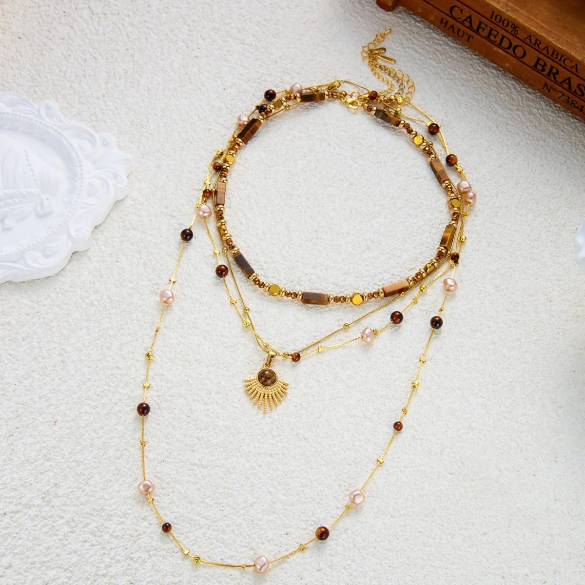 Vintage Maillard Halskette mit natürlichen Tigeraugen-Perlen, Sonnen- und ovalen Anhängern, für Damen und Herren, im ethnischen Stil, mit Blumen- und Kristallmotiven, lange Choker-Kette. – Detail 17