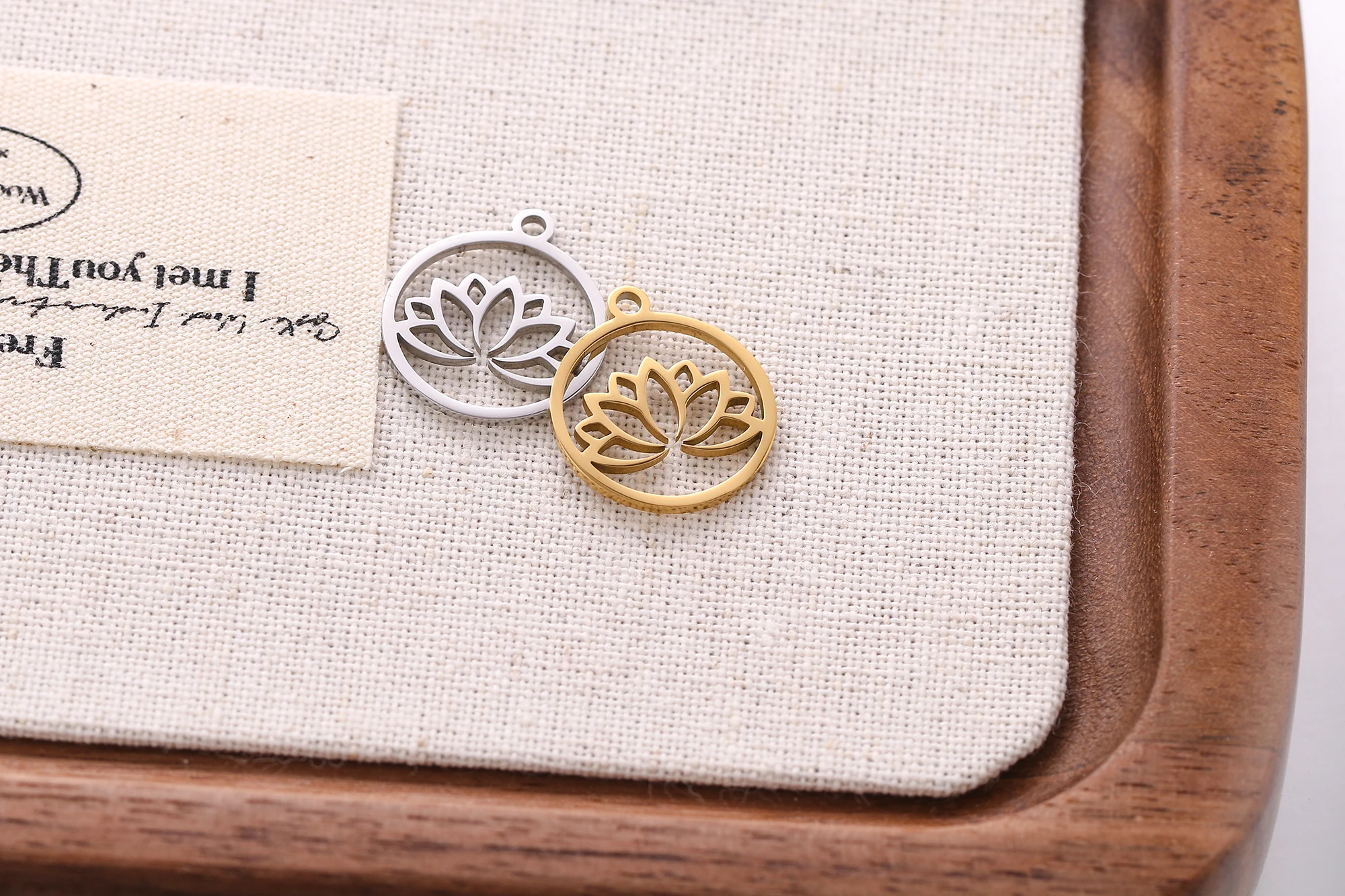 5 stücke Edelstahl Spiegel poliert Lotus anti allergische Frauen Schmuck Charme Anhänger DIY Halskette Ohrring Armband Zubehör – Detail 3