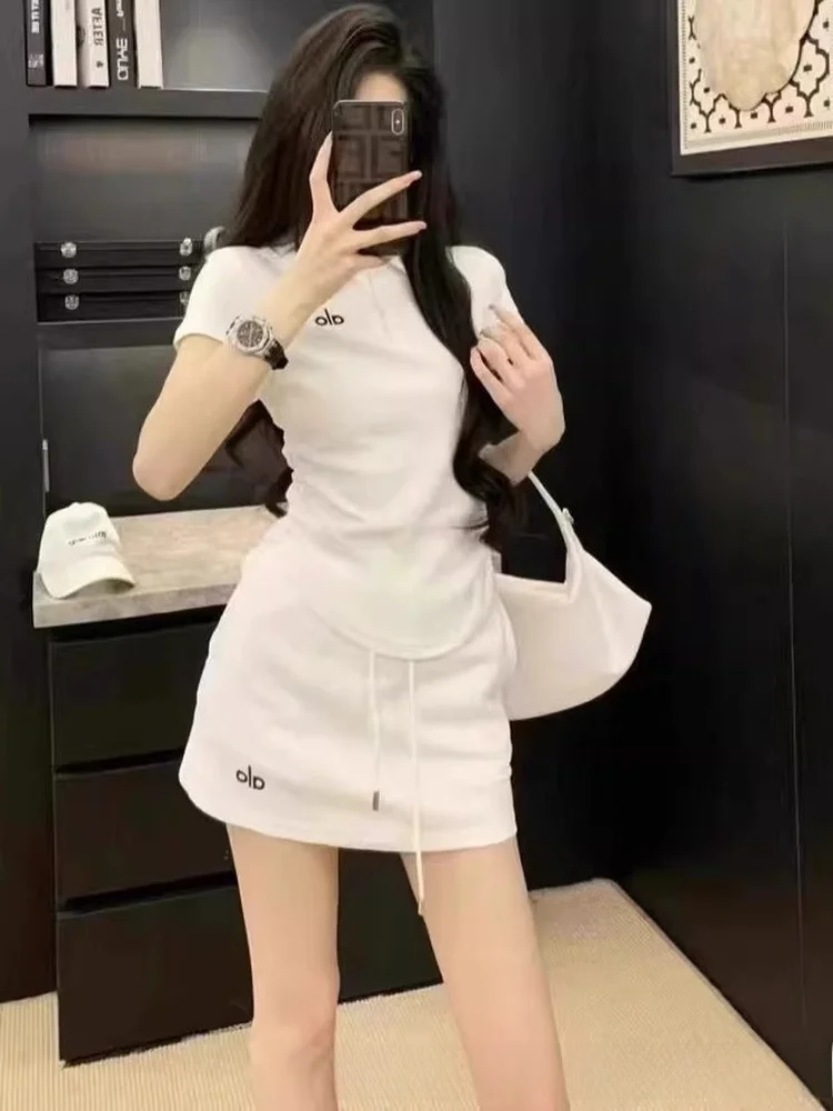 

Модный повседневный спортивный комплект: топ с коротким рукавом и укороченная юбка с завышенной талией, из дышащего трикотажного полиэстера