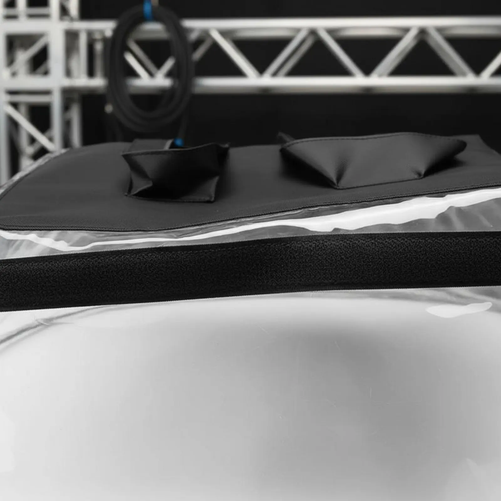 

Защитный чехол для сценического светильника из прочного прозрачного материала, легкий аксессуар для проекционного осветительного оборудования.