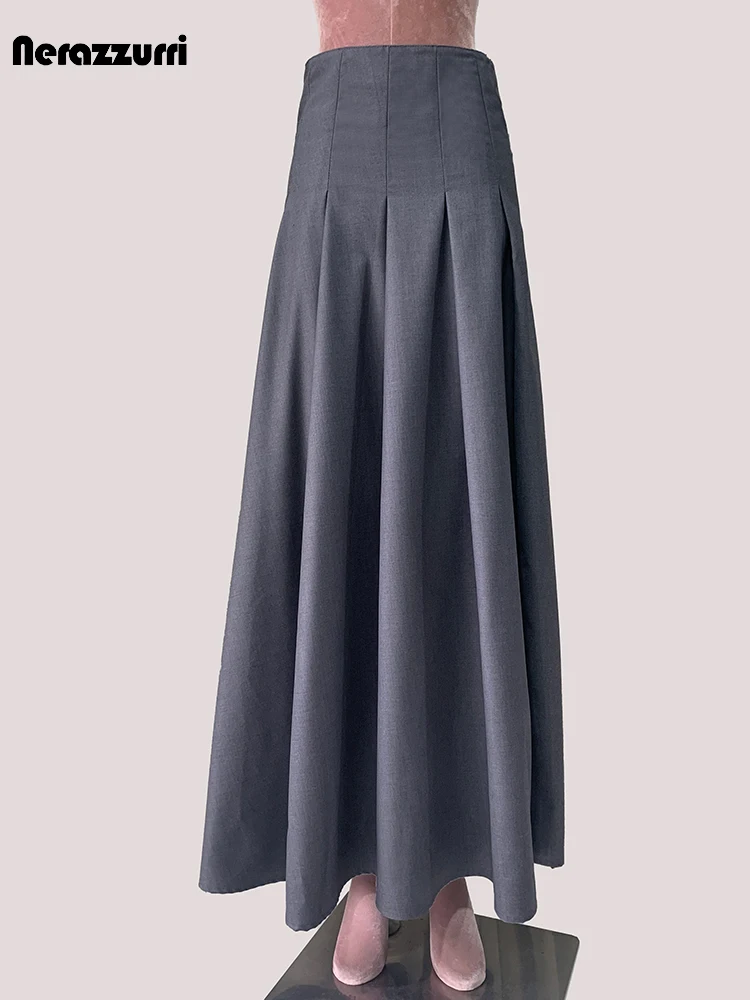 Mauroicardi Primavera Autunno Grigio Flowy Morbido Piano Lunghezza Gonna a pieghe Donna Vita alta Spacco laterale Chic Elegante Abiti di lusso 2025