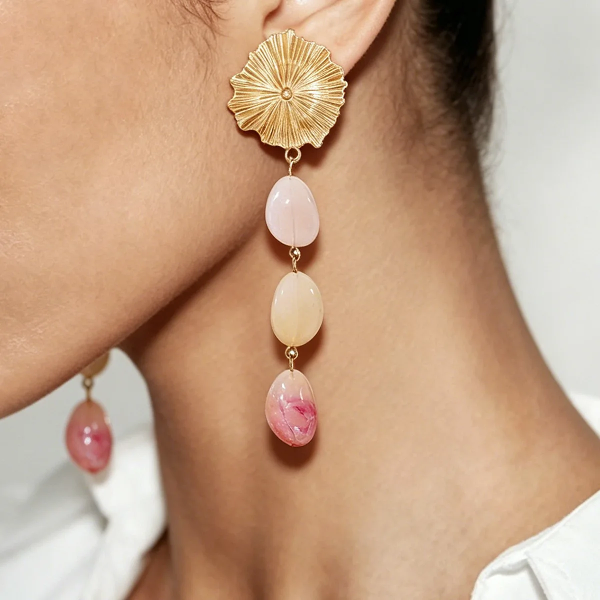 Pendientes Colgantes Elegantes Irregulares con Flor Dorada Martillada y Gotas de Piedra Rosa Pálido en Capas, Joyería Estética Única