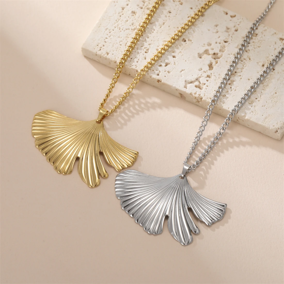 Eueavan Exquisite Ginkgo-Blatt-Halsketten aus Edelstahl, vergoldet, modische, unregelmäßige Blätter für Damen, wasserfester Schmuck, Geschenke – Detail 8