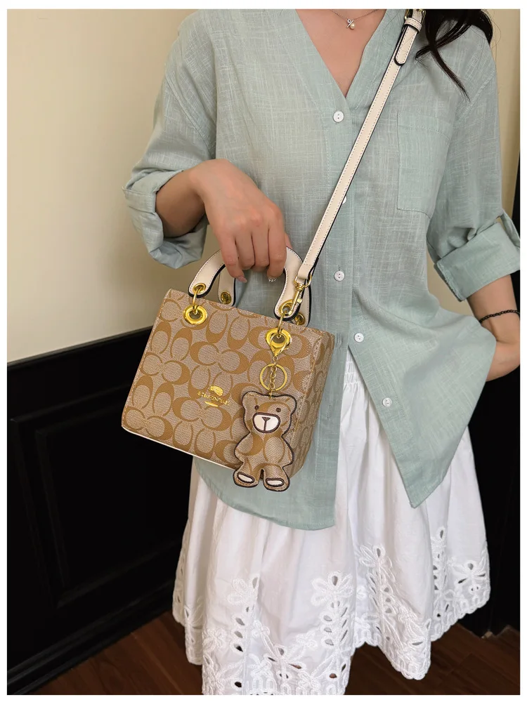Luxuriöse Damenhandtasche im Vintage-Stil mit klassischem Monogramm, modische Designer-Tragetasche mit Bären-Anhänger für den Alltag und Verabredungen – Detail 18
