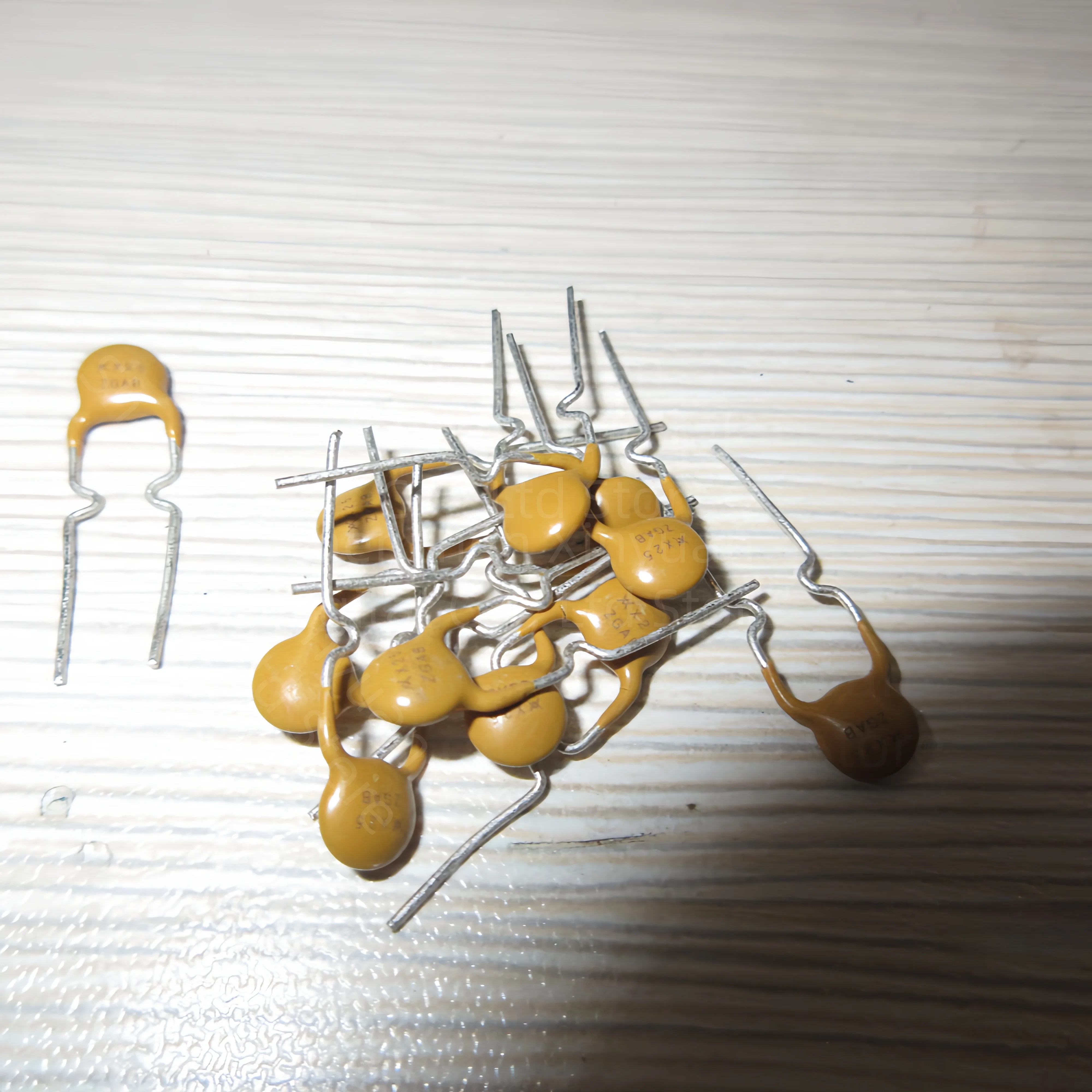1pc/10pcsRXEF020 DIP 72V, 400mA holding current 0.2A self recovering fuse