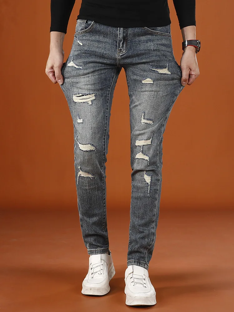 Pantalones rasgados de moda para hombre retro street 2025 nuevos pantalones vaqueros de pierna pequeña elásticos de gama alta de otoño