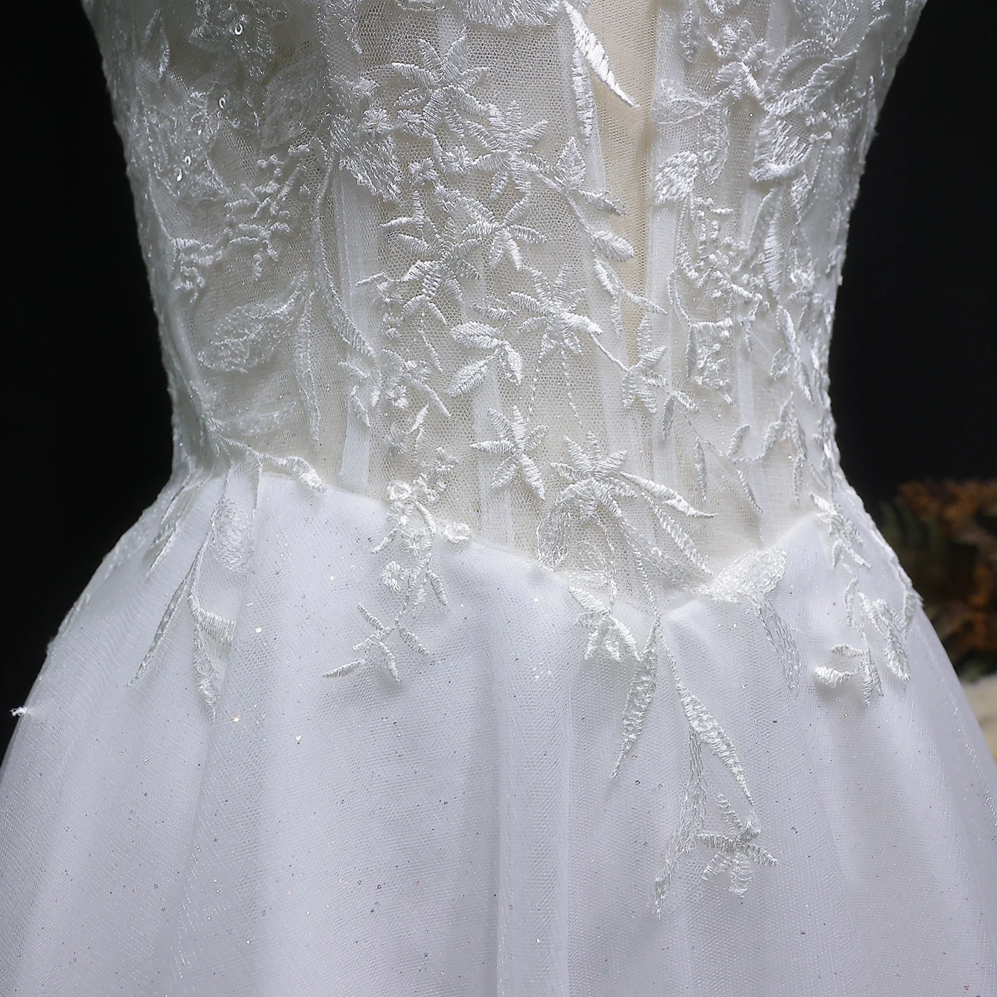 Sharon Said Weißes Homecoming-Kleid mit Spaghettiträgern und tiefem V-Ausschnitt, floral verziert, Dubai, kurzes Cocktail-Abschlussballkleid, RM140, maßgeschneidert – Detail 7