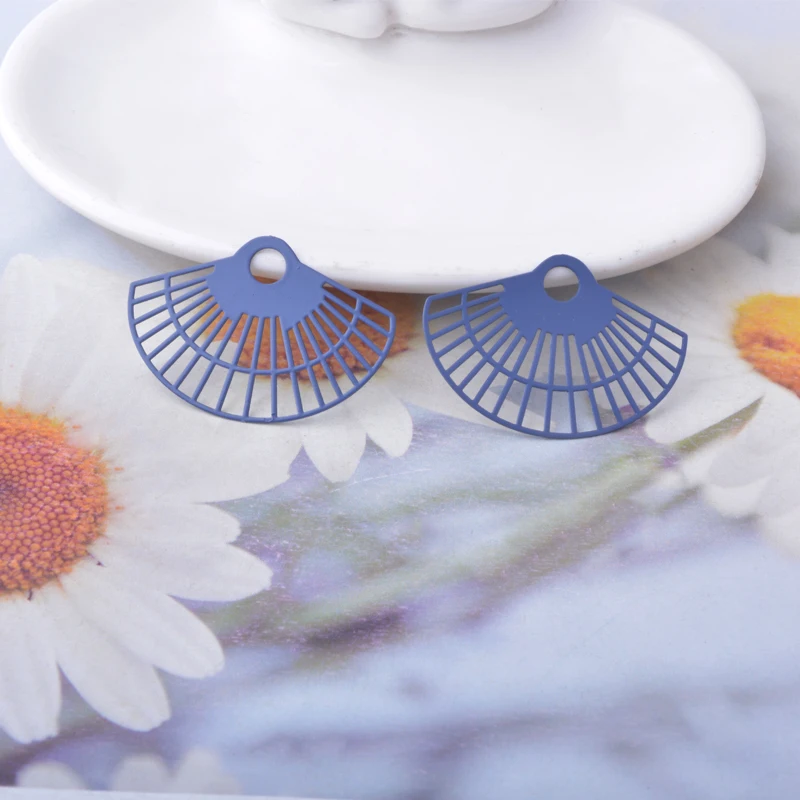 30 Stück AC15179 Messing-Schmuckanhänger, hellgoldene Blumen, bemalte Blumen, Anhänger, DIY-Accessoires für Damenohrringe – Detail 13