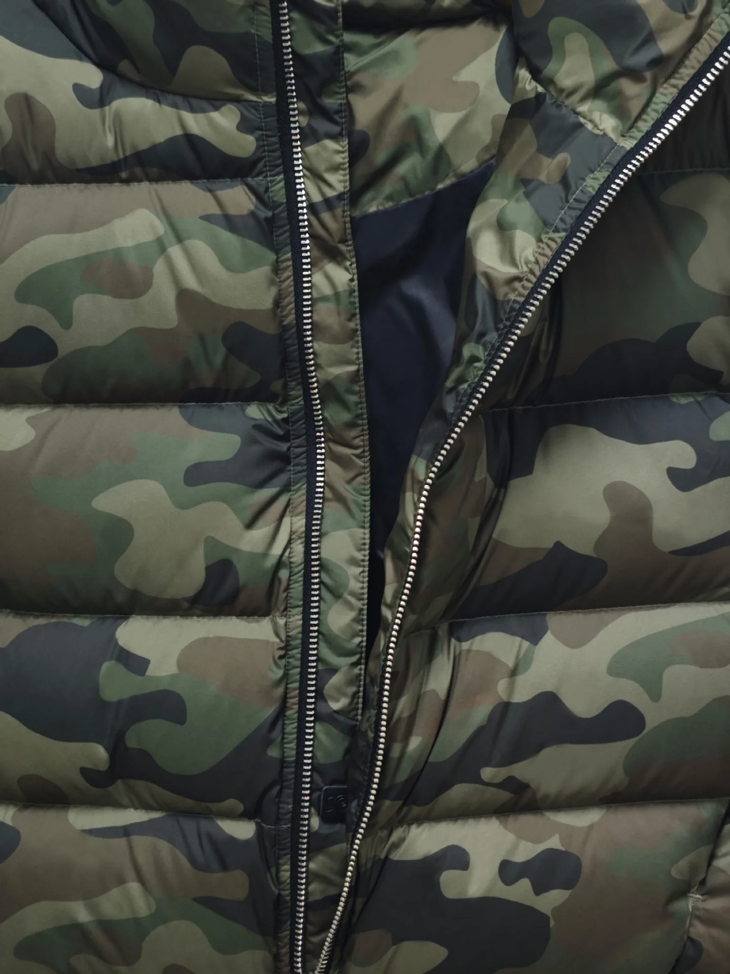 클래식한 짧은 카모플라주 다운 재킷, 겨울 따뜻함을 위한 화이트 덕 다운 충전 여성용 다운 재킷 2025 신상