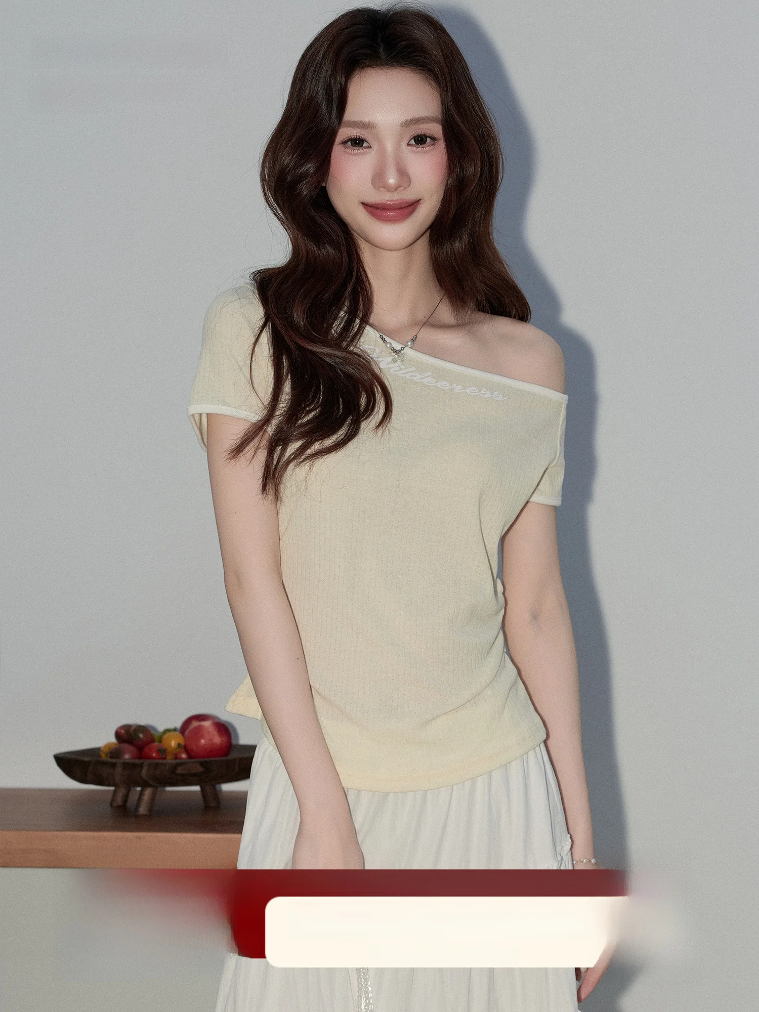 

Женская вязаная кофта High Yan в корейском стиле с одним открытым плечом, коротким рукавом, приталенная, стройнящая, нежно-желтого цвета, весна-лето