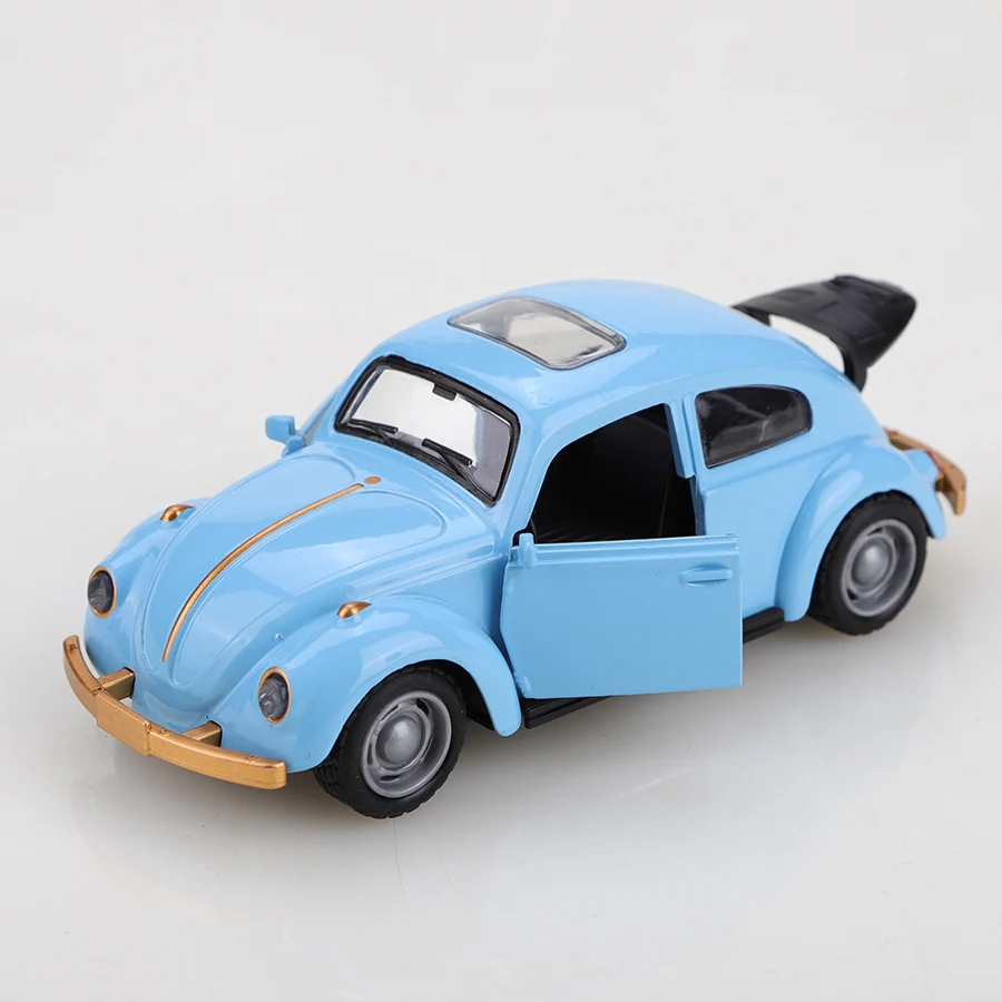 (Bagged) 1/36 scale antique-style Beetle pullback car, a boy's toy with three doors that can be opened, made of die-cast metal.