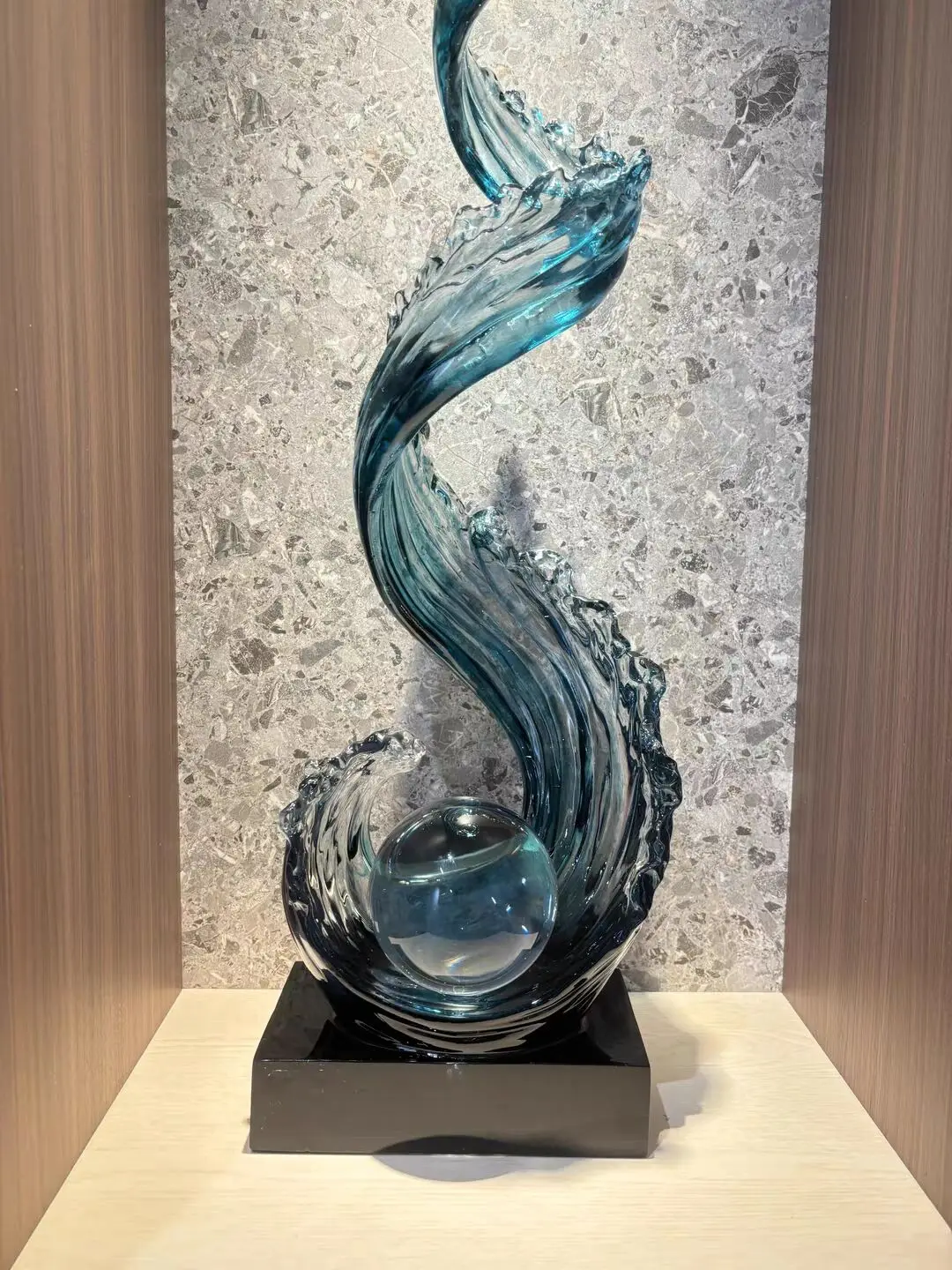 

Синяя скульптура из смолы для домашнего декора: вертикальное искусство «Ветер и Вода» для роскошной гостиной и прихожей, на заказ