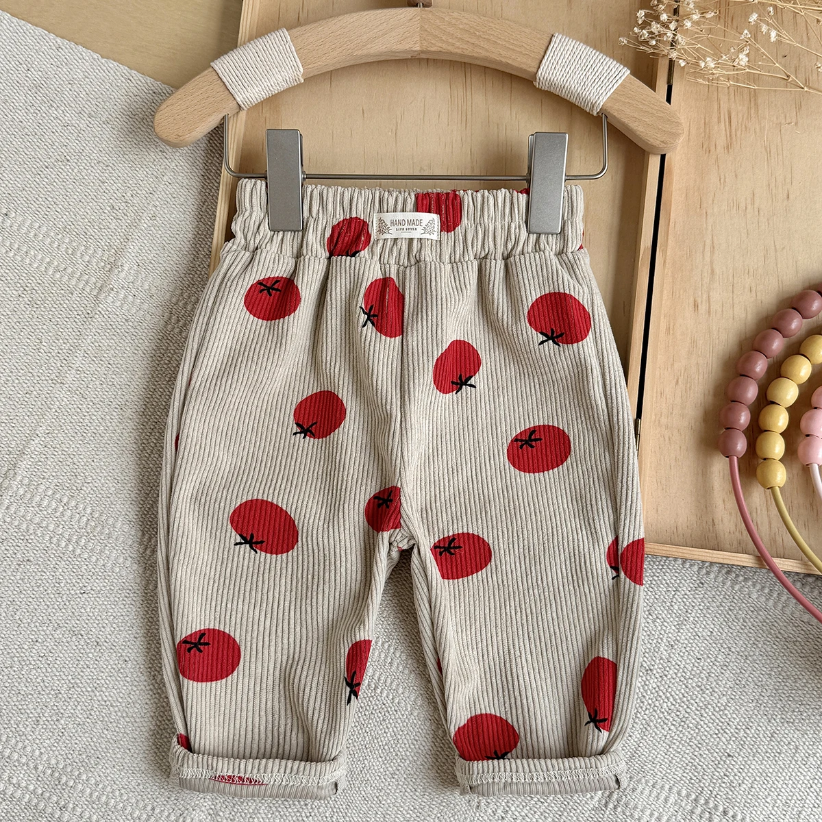 Koreanische Baby-Rippenhose, Unisex-Kinderhose mit Punkten, Karomuster, Schleife und Tomatenmuster, elastischem Bund – Detail 6