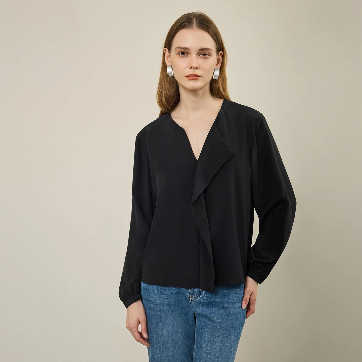 

Women's Silk Shirt with Long Sleeves, V-neck, and Ruffle Edge Design Exuding a Luxurious and Casual Vibe for Commuting