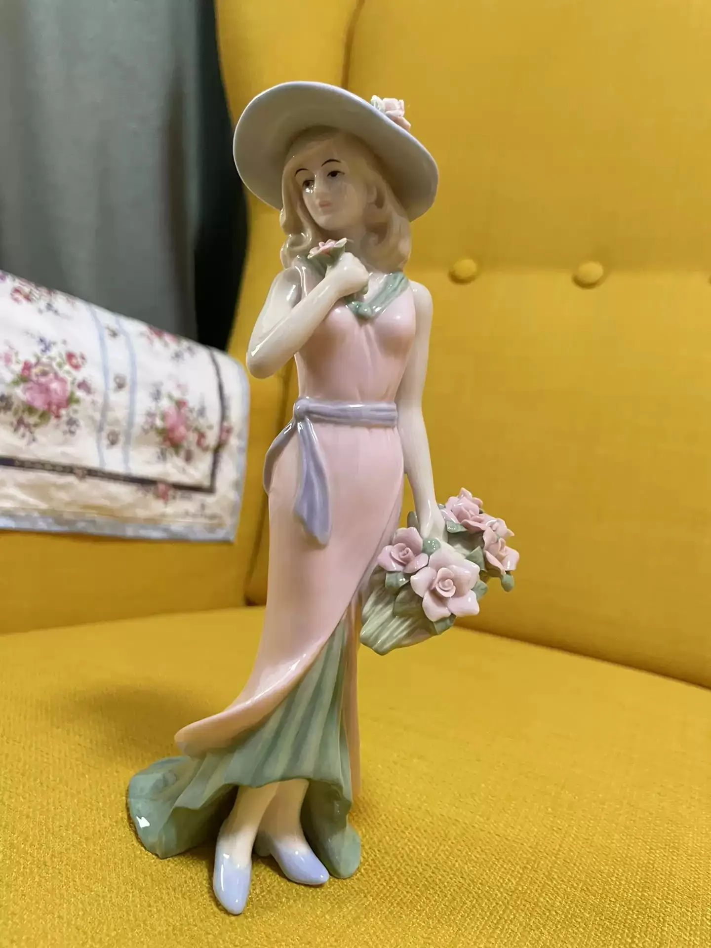 

European Ceramic Beauty Figurine Home Furnishing Crafts Decoration Western Lady Girls Porcelain Handicraft Ornament Wedding Gift