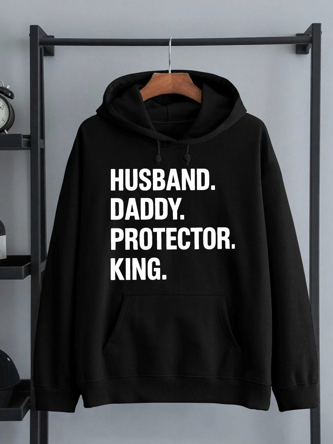 

Мужская толстовка с капюшоном Fun Loving Dad Protector King — желтый пуловер с капюшоном и надписью, свободный крой для зимы