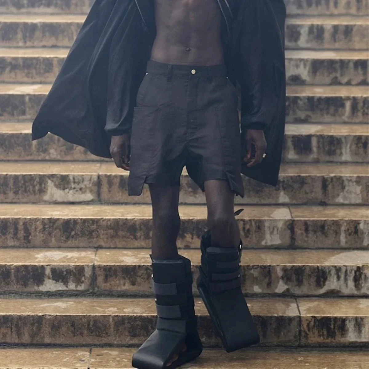 شورت جينز صيفي جديد مطلي بالشمع من Streetwear مع حواف خشنة للرجال جينز فضفاض أسود متوتر كبير الحجم فضفاض قصير