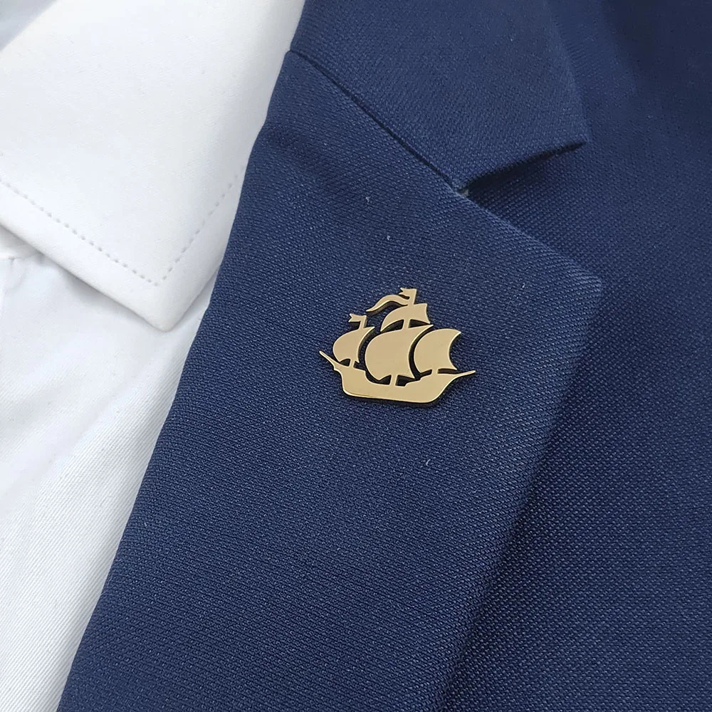 Retro Pirate Ship Lapel Pin 18K Gold Plated 316L Stainless Steel Ancient Sailing Vessel Brooch Outerwear Accessory