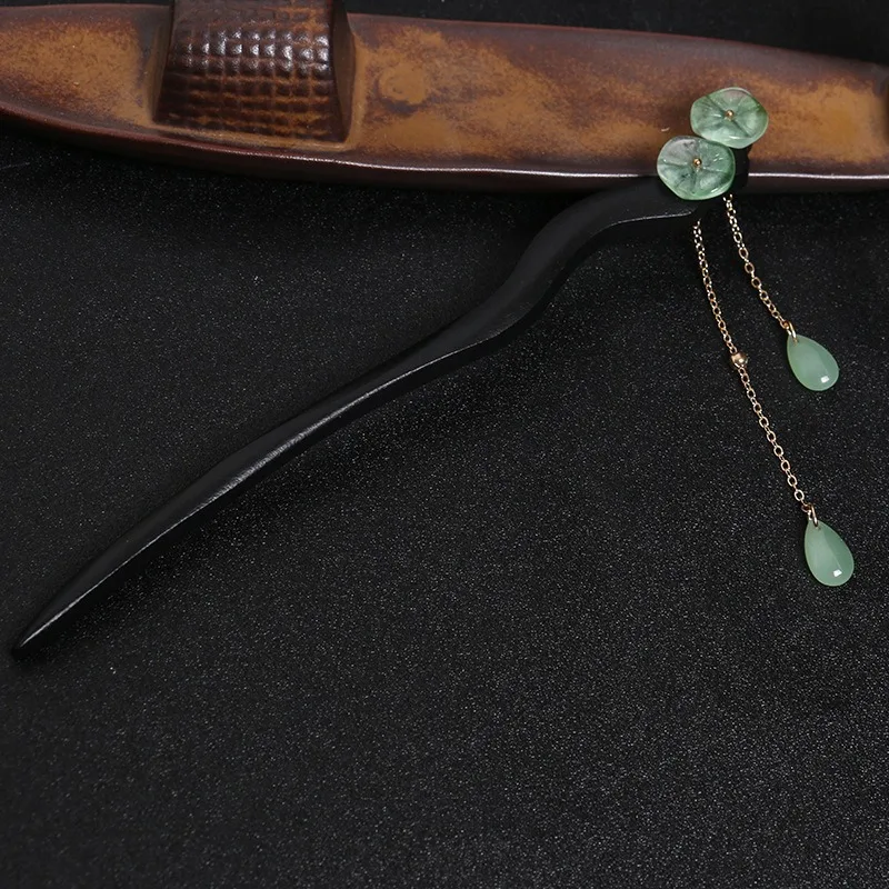 Drewniana spinka do włosów z jadeitowymi zawieszkami w kształcie łezki z motywem kwiatowym, delikatne akcenty, orientalna elegancja vintage, tradycyjne fryzury, artystyczny glamour.
