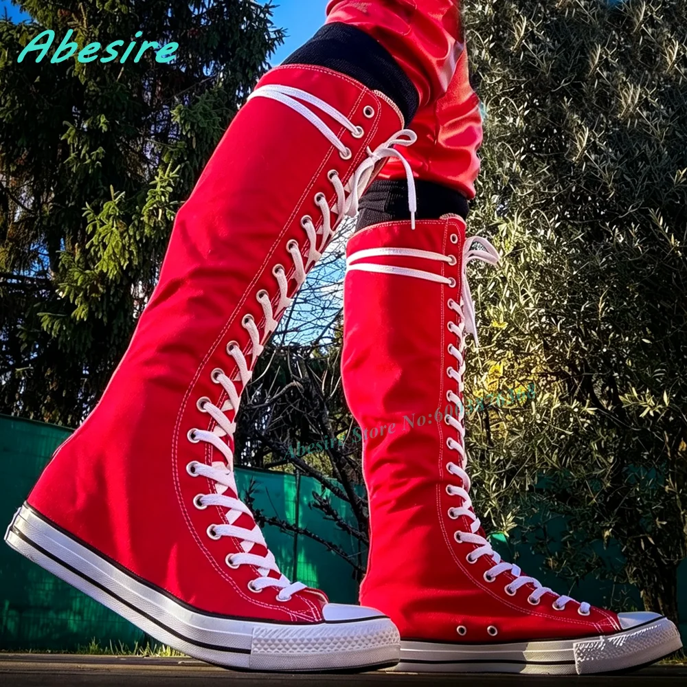 Rote Canvas-Knielange Stiefel mit Kreuzschnürung, weiße runde Zehenpartie, flache Schnürstiefel für Damen, lässige Street-Style-Schuhe für Frühling und Herbst.