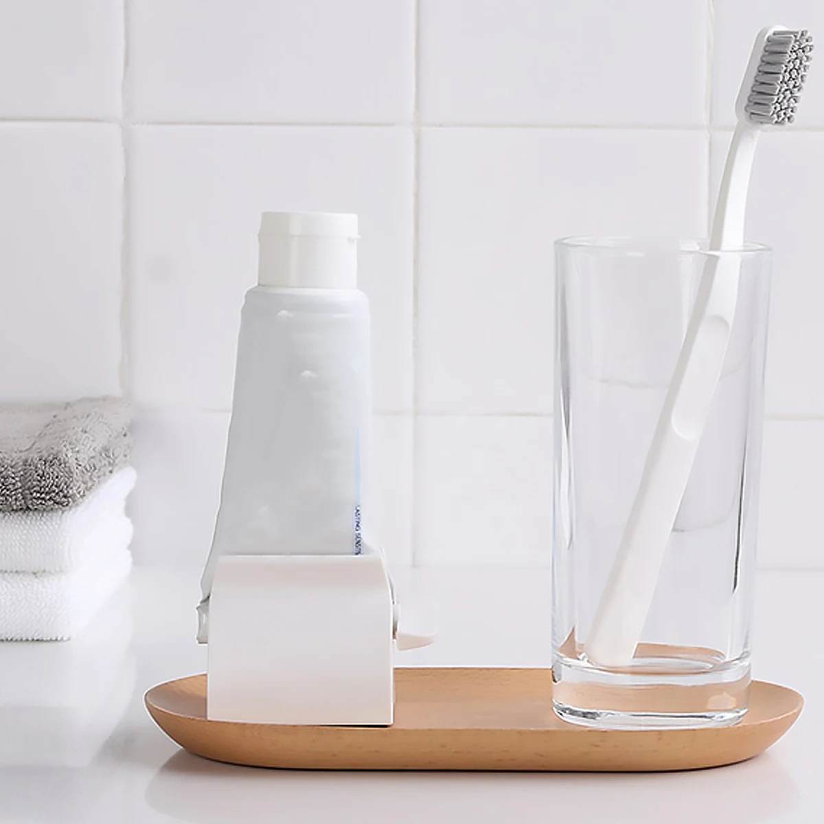 

1pcs Toothpaste Squeezer Rolling Tube Dispenser Bathroom Accessories White Plastic For Lotion Cream Paint Squeezer Kit