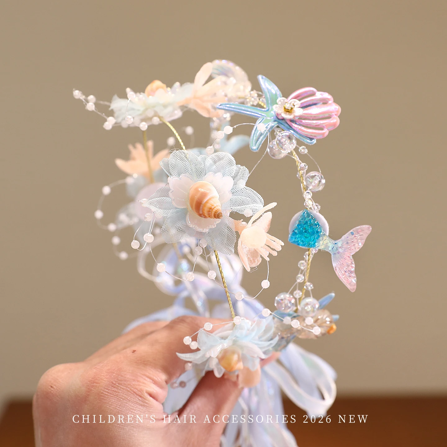 2026 Neue Prinzessinnen-Stirnbänder in Blau und Rosa mit Blumen, Schmetterlingen, Muscheln und Perlenquasten, lange Bänder, schmerzfrei für Babys und Mädchen, als Geschenk – Detail 2