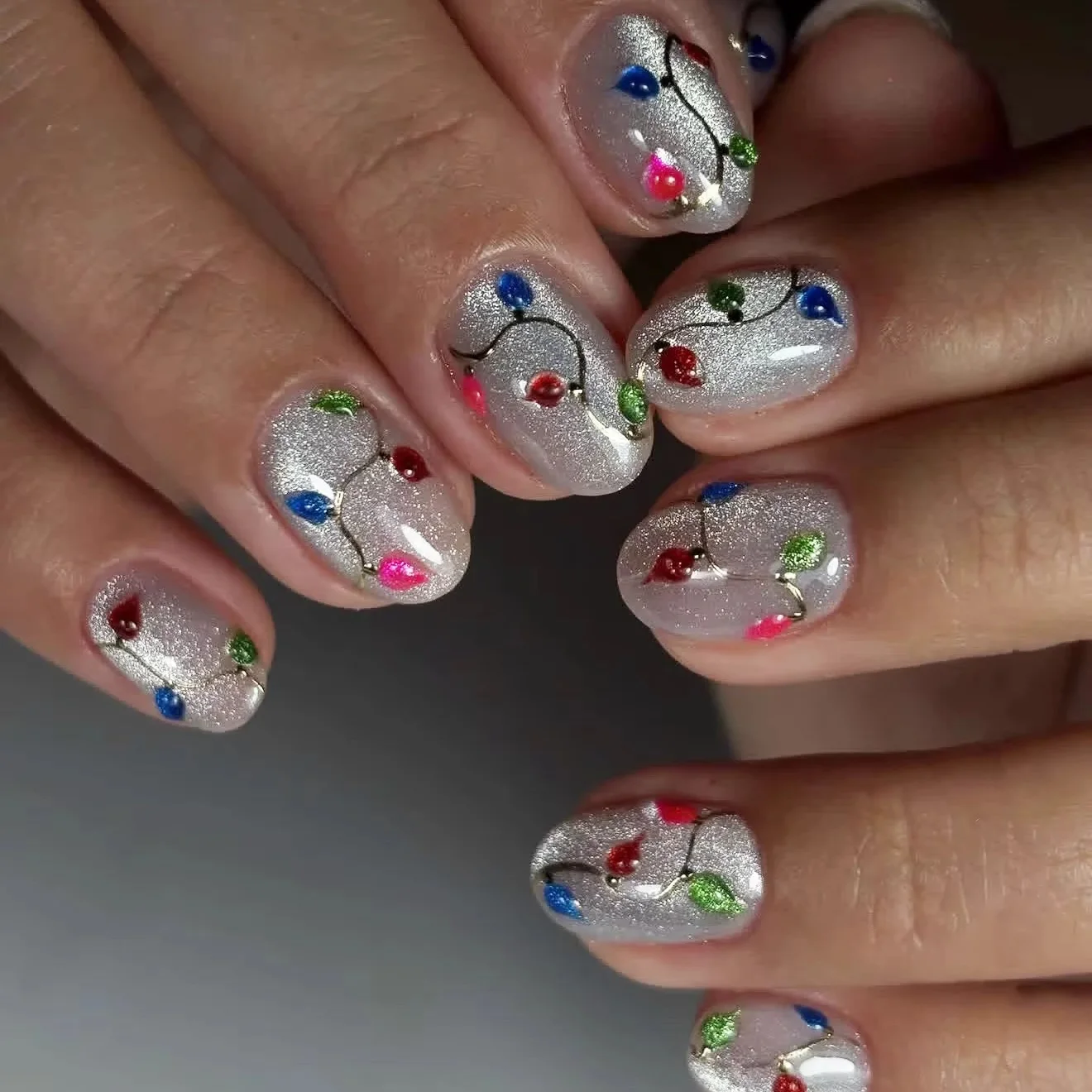 Christmas Press on Nails Short Round Silver Glitter Nail Tips Colorful String Light Pattern Reusable False Nails