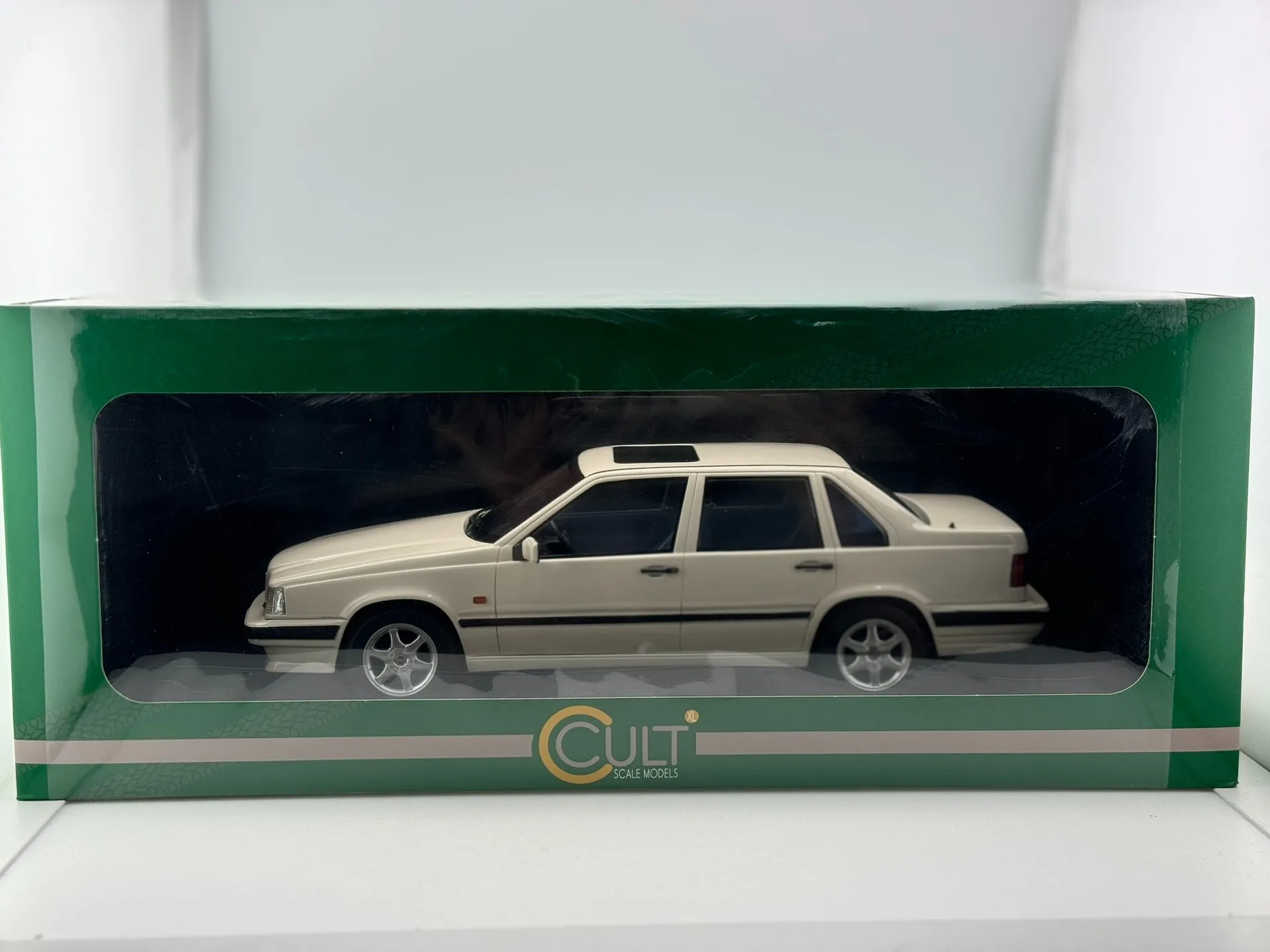 

Diecast CULT 1/18 Scale VOLVO 850 GLT Coffret Peugeot Ex1 2010 Car Model Collectible Toy Gift Souvenir Display Ornament