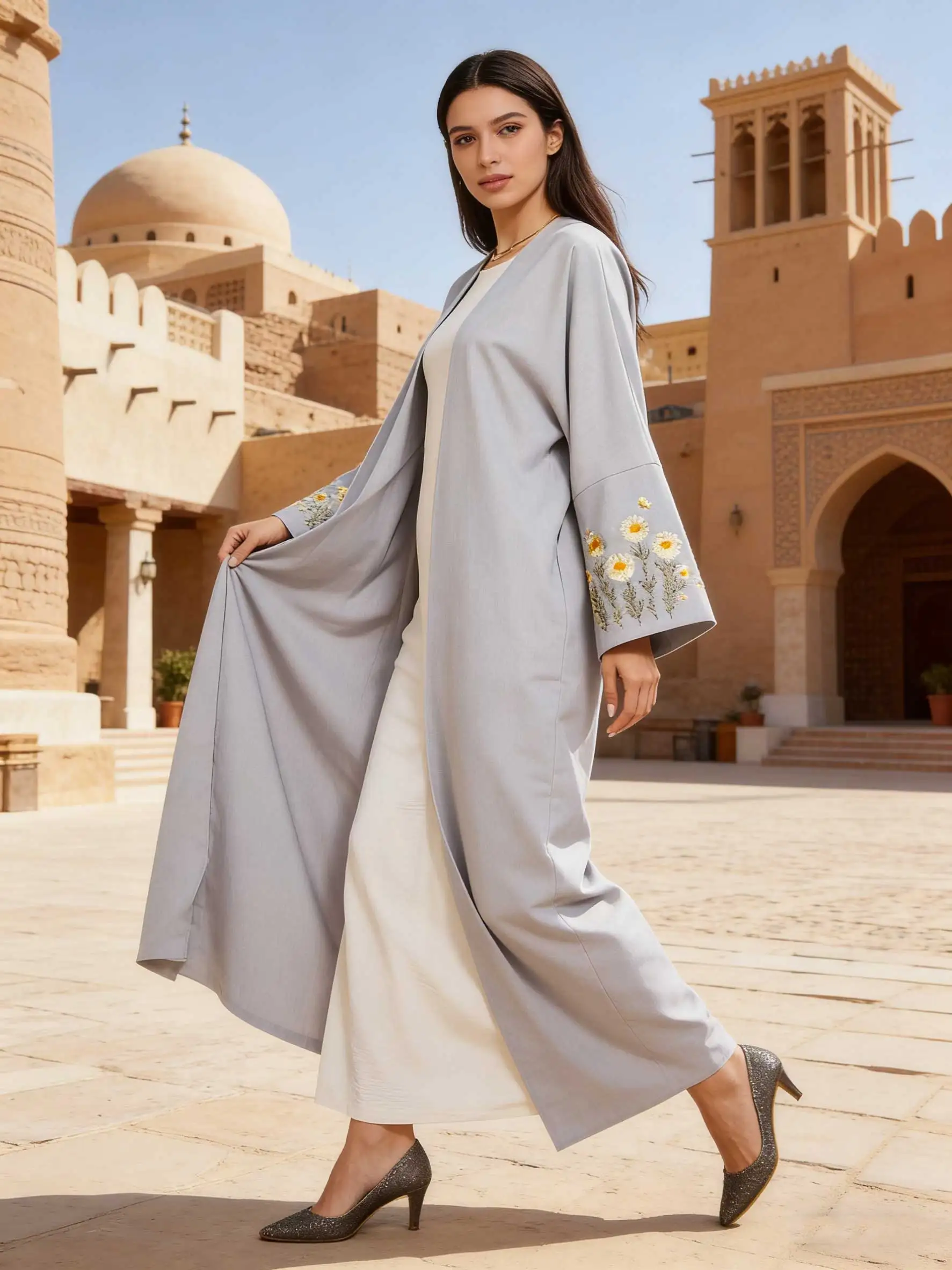 

Элегантная светло-серая абайя с открытым передом и вышивкой ромашек на манжетах, женский мусульманский марокканский кафтан, джалабия для Рамадана, исламский стиль Дубай, арабский стиль
