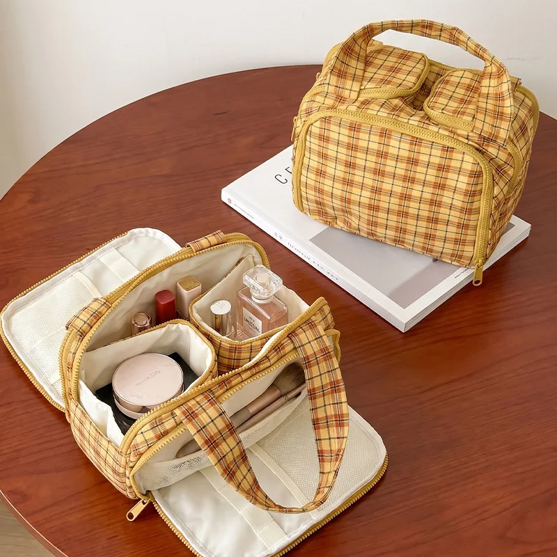 

Large capacity Japanese hand-held cosmetic bag portable waterproof storage bag cute travel toilet bag women's model