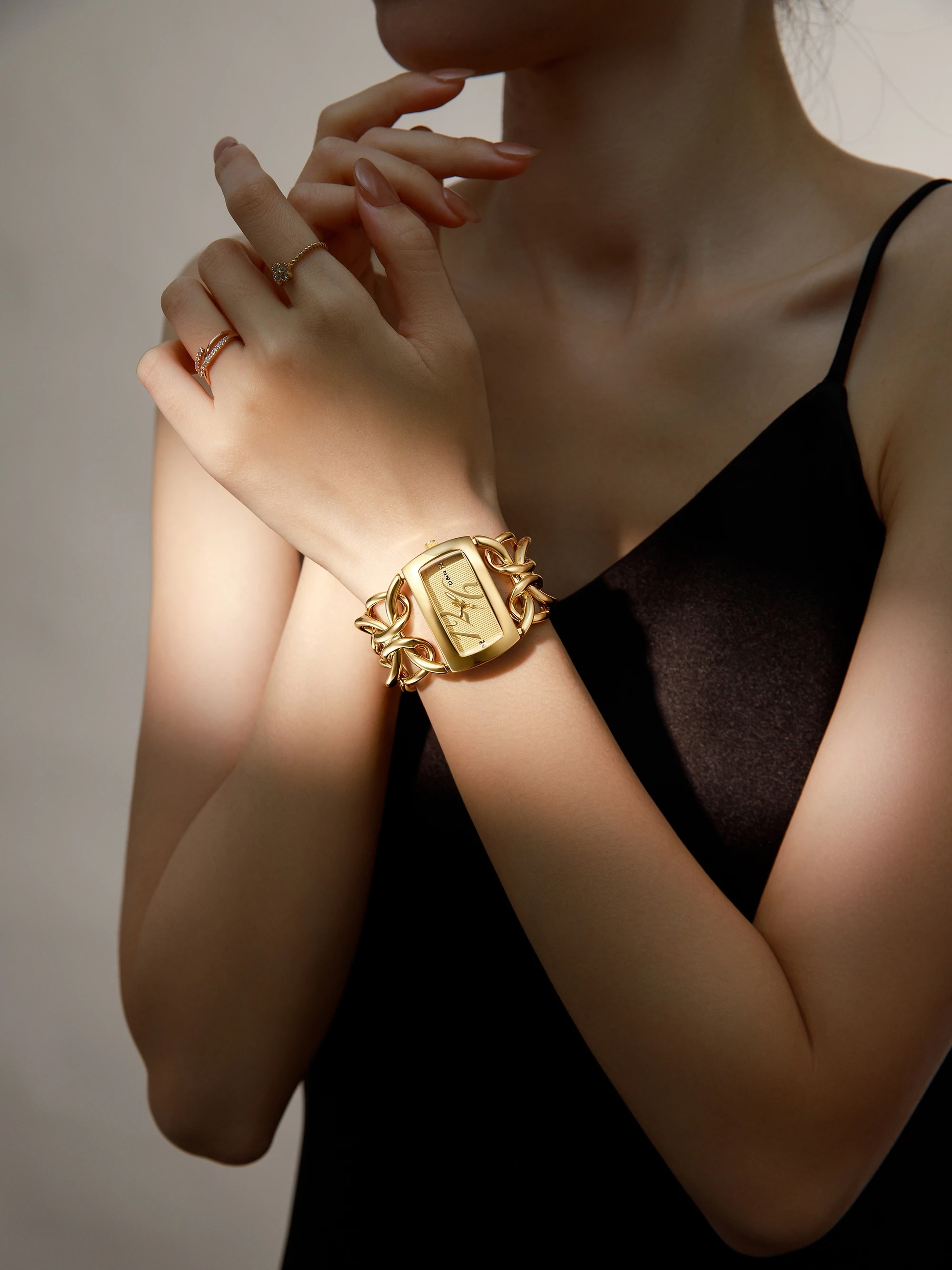 【DAYAND NIGHT】2025 New Women's Luxury Gold Quartz Bracelet: A Chic Statement Piece from Trend-Driven Designers