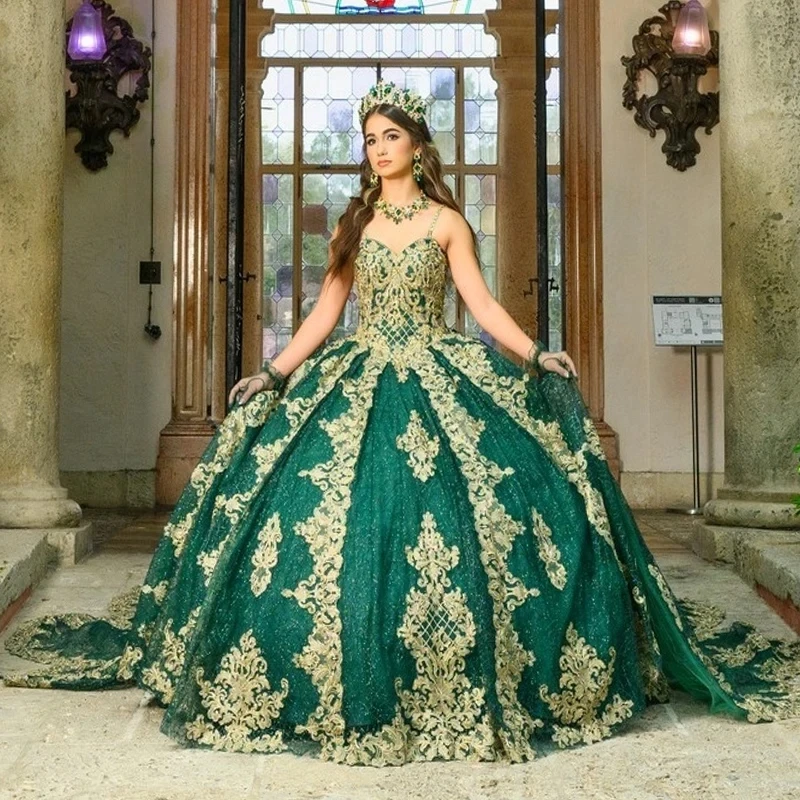 

Sparkly Emerald Green Quinceanera Dresses Golden Appliques Lace Beading Spaghetti Strap Ball Gown Crystatls Vestidos De 15 Años