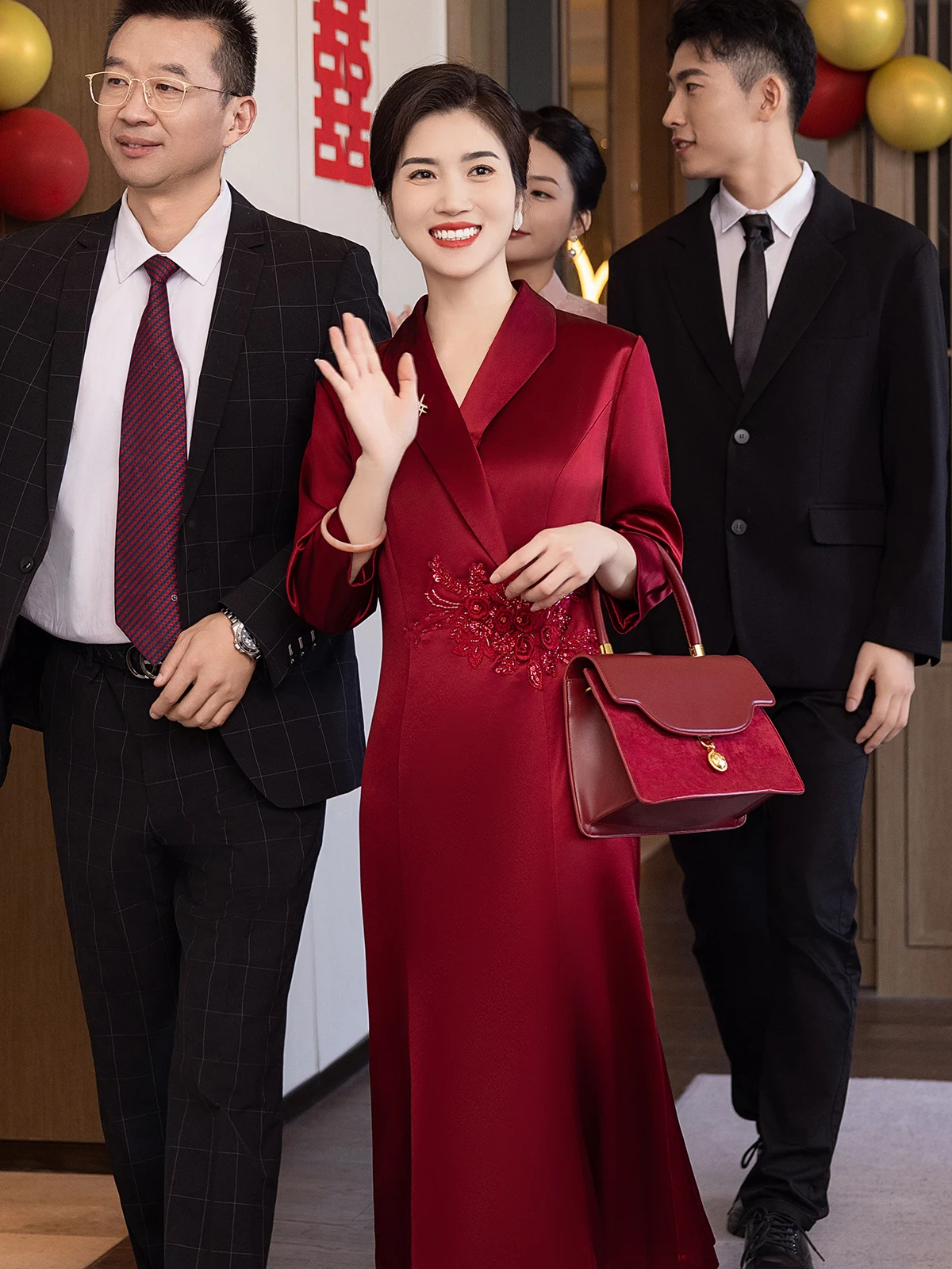 

Элегантное длинное платье-ципао с V-образным вырезом для мамы на свадебный банкет, приталенное, с высоким воротником, цветочным узором, бисером и низким разрезом