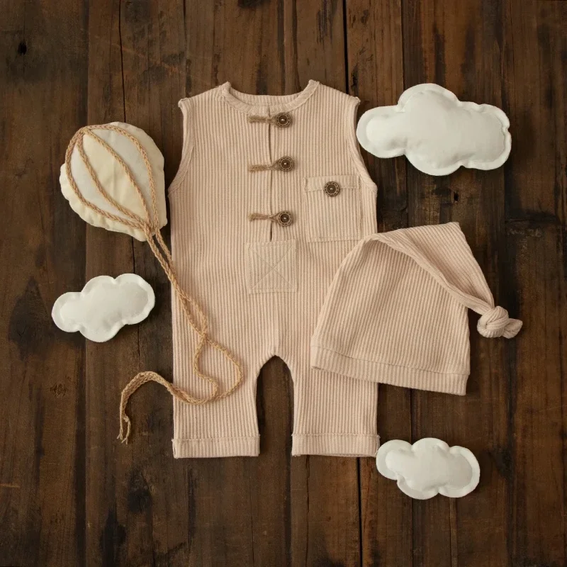 Photo taken in a minimalist studio for newborns with a onepiece hat mens treasure cloud hydrogen balloon set 신생아사진소품