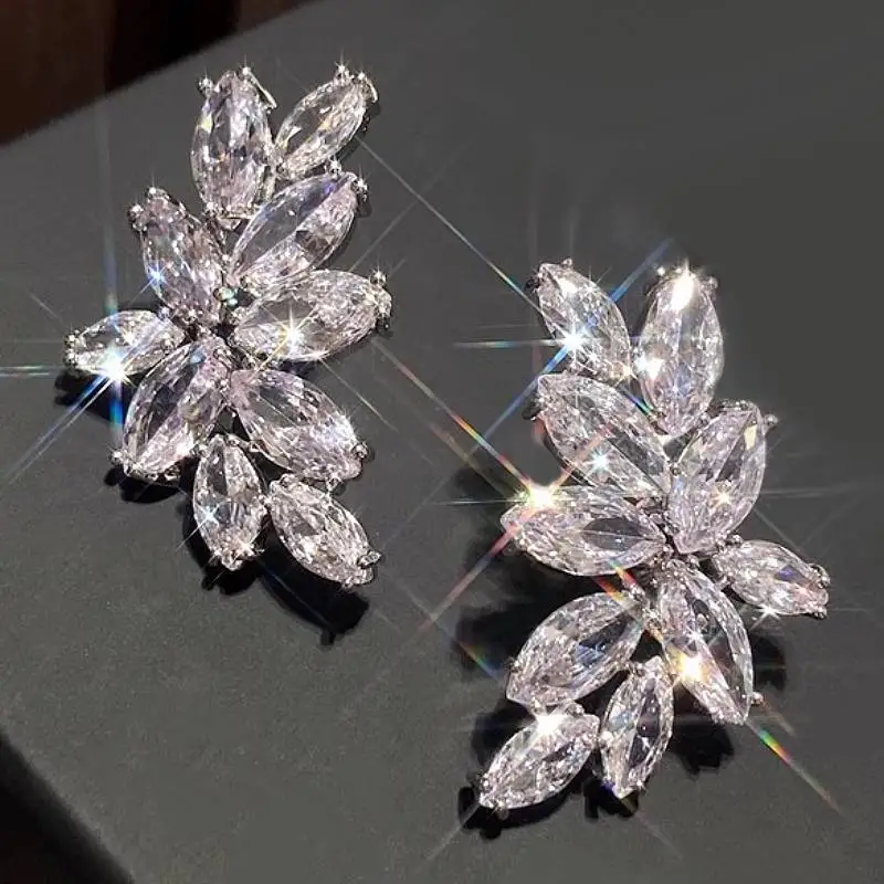 Huitan Elegante, modische Damen-Ohrstecker für Verlobungsfeiern, mit Marquise-Form und glänzendem CZ-Besatz, charmantes Damen-Accessoire, Schmuck