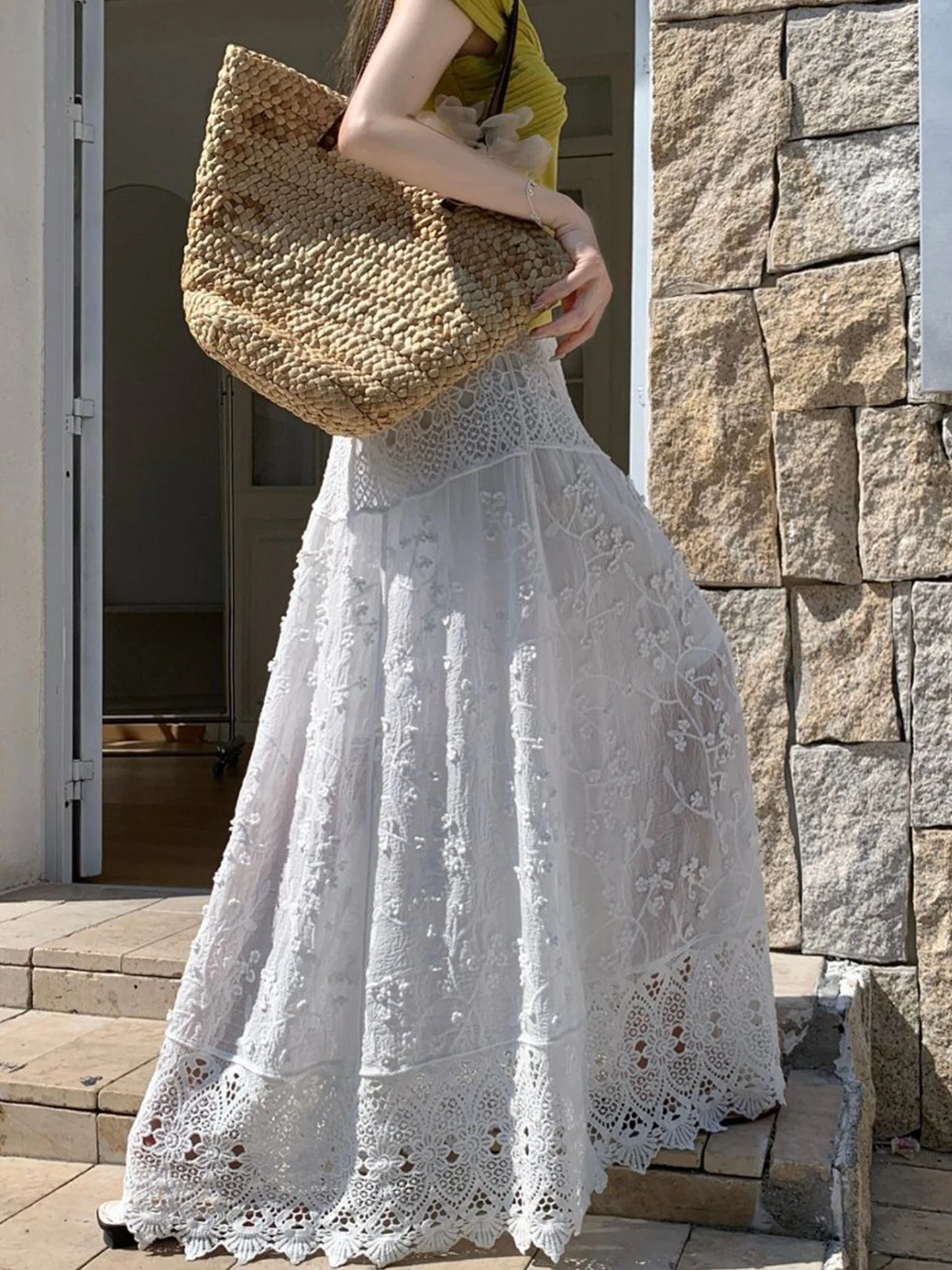 

Элегантная белая вышитая кружевная полуюбка с вырезами, женская летняя модная драпированная длинная юбка в корейском стиле для повседневной носки