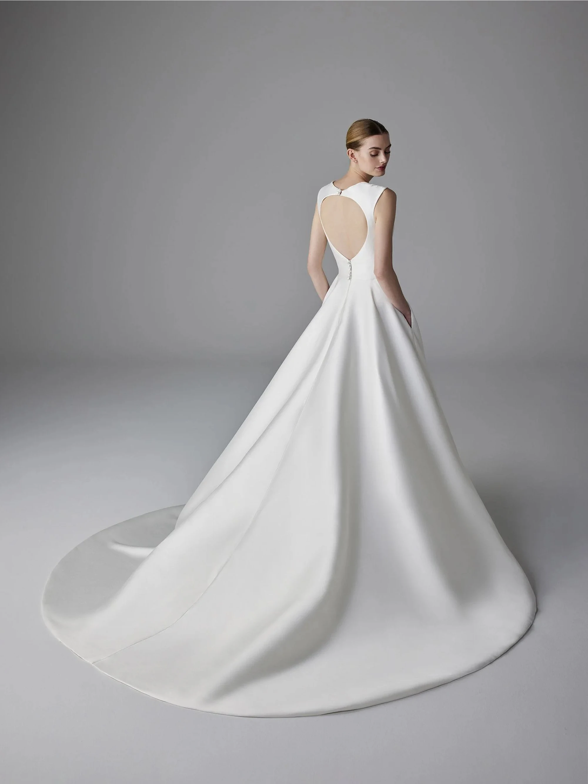 V ネックプリンセスサテンスパゲッティストラップウェディングドレス恋人キーホールバックセクシーなウェディングドレス Vestido De Novia 2025 カスタマイズ Vネックプリンセス サテン スパゲッティ ストラップ ウェディングドレス スウィートハート キーホール バック セクシー ウェディングガウン Vestido De Novia 2025 カスタマイズ