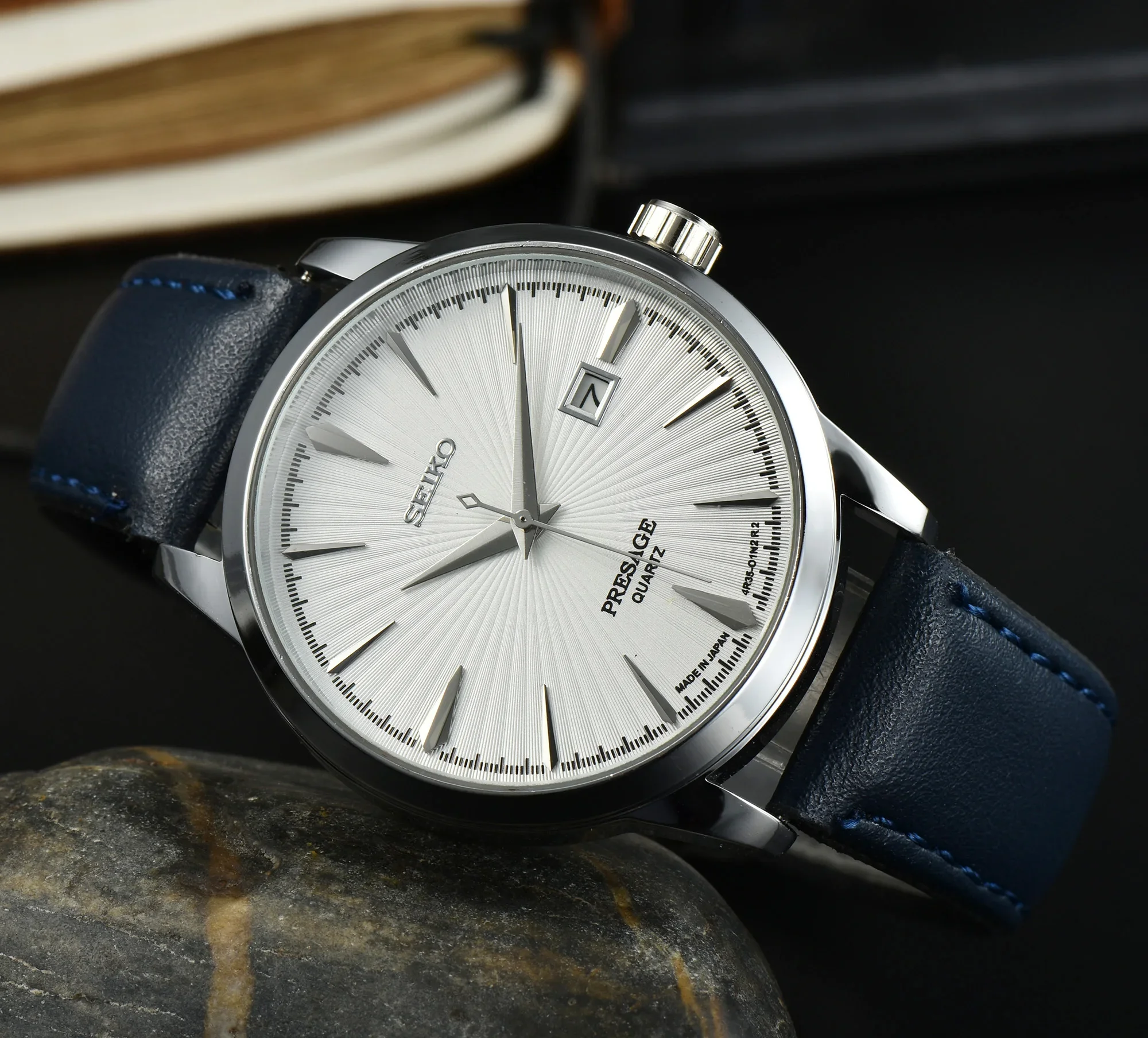 ساعة سيكو الرياضية كوارتز مقاومة للماء للرجال، مينا متعددة الوظائف وعلامات مضيئة، ستانلس ستيل أو حزام مطاطي.