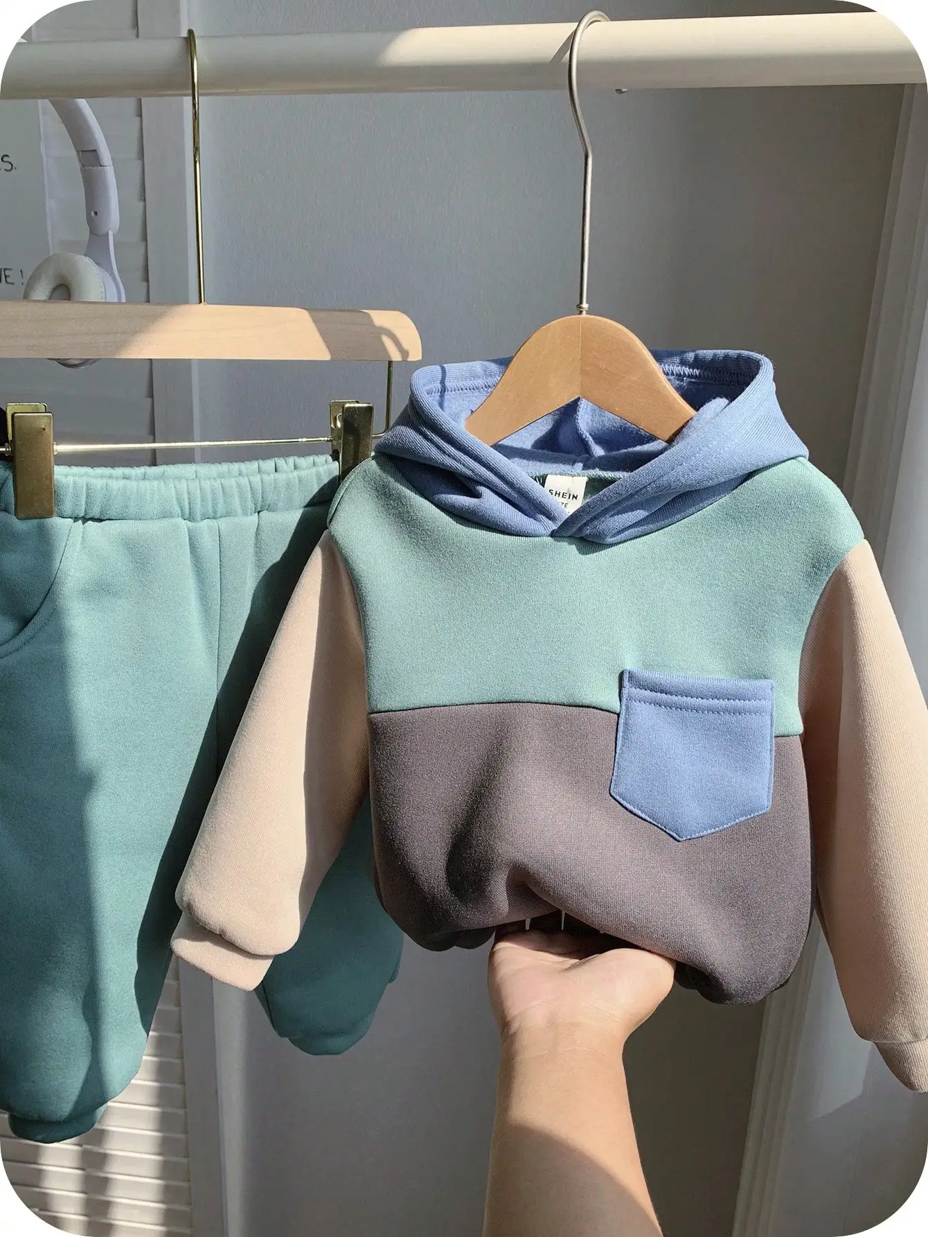 

Комплект из 2 предметов: детская толстовка с капюшоном и спортивные брюки контрастного цвета, с мягкой термоизоляционной подкладкой для осени и зимы