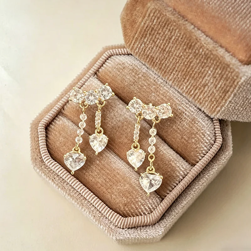 Glänzende Mikro-Zirkon Herzförmige Hängeohrringe in Goldfarbe Trendiger Schmuck für Damen und Mädchen Luxuriöses Design Ohr-Accessoires – Detail 6