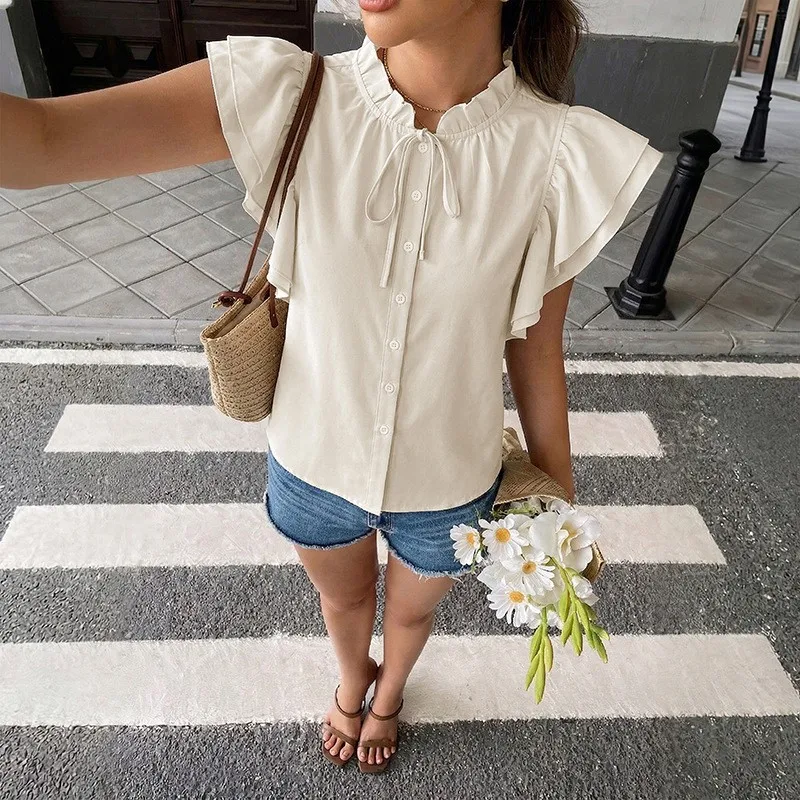 

Летняя женская одежда: блузка с коротким рукавом, рюшами, открытым передом, свободного кроя, из полиэстера, с воротником-стойкой и завязками