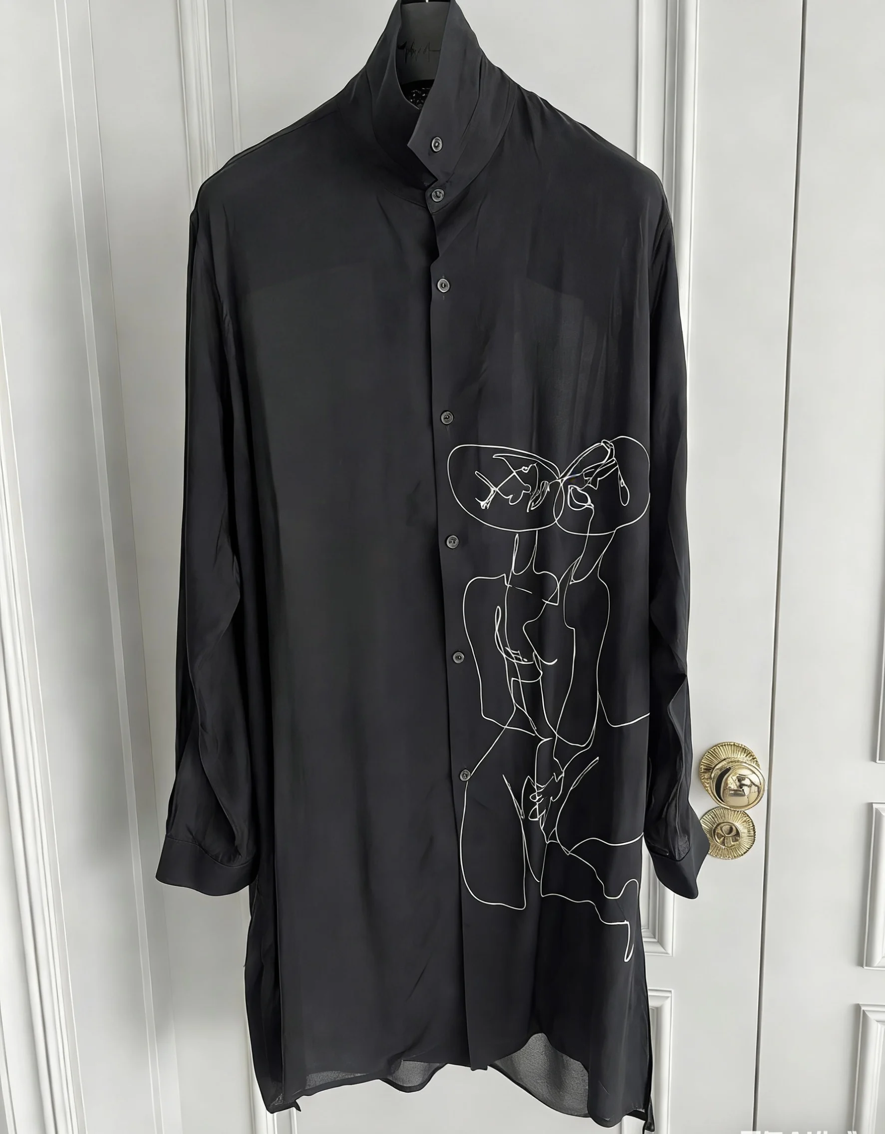 

Оригинальный дизайн TOP-YAMAMOTO включает черную рубашку с принтом, длинную рубашку из чистого хлопка и темную длинную рубашку.