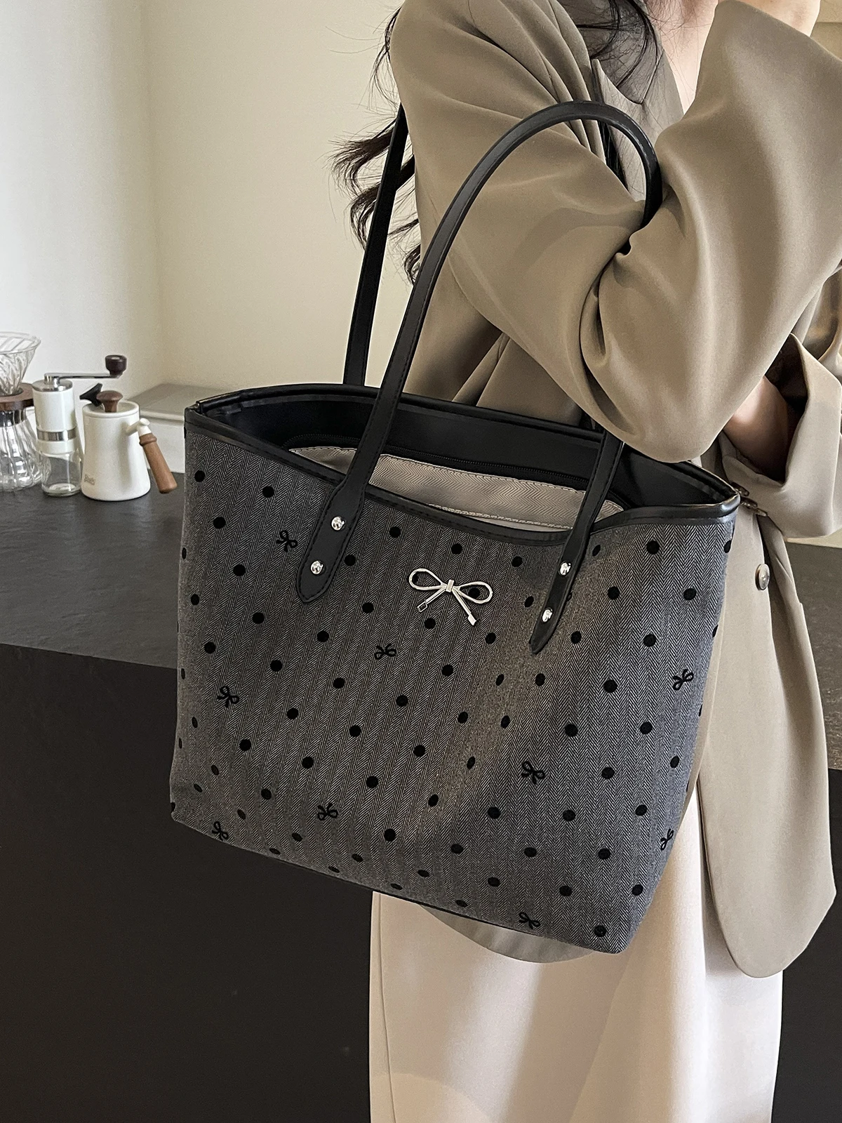 Leisure large-capacity bag female 2024 new popular wave-point shoulder bag fashion work portable tote bag