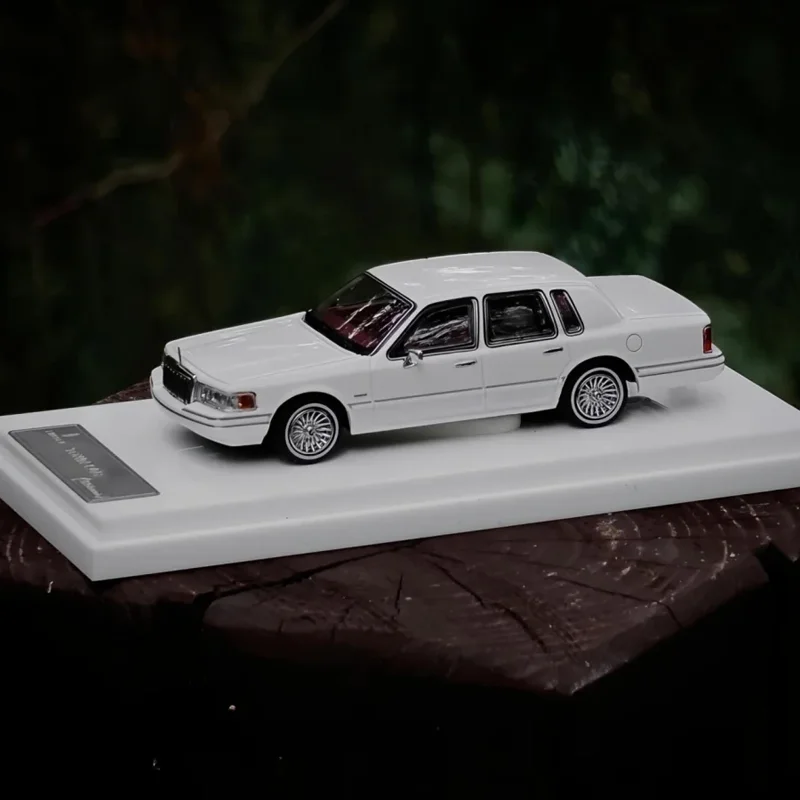 New Mk 1:64 Lincoln Town Car APA-XPO Hec Limited Edition