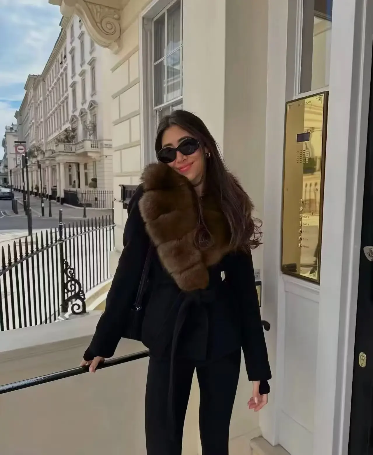 เสื้อโค้ทขนสัตว์สไตล์ยุโรปและอเมริกา ประจำฤดูหนาวปี 2025 พร้อมปกขนสัตว์ สายรัดเอว และผ้าขนสัตว์